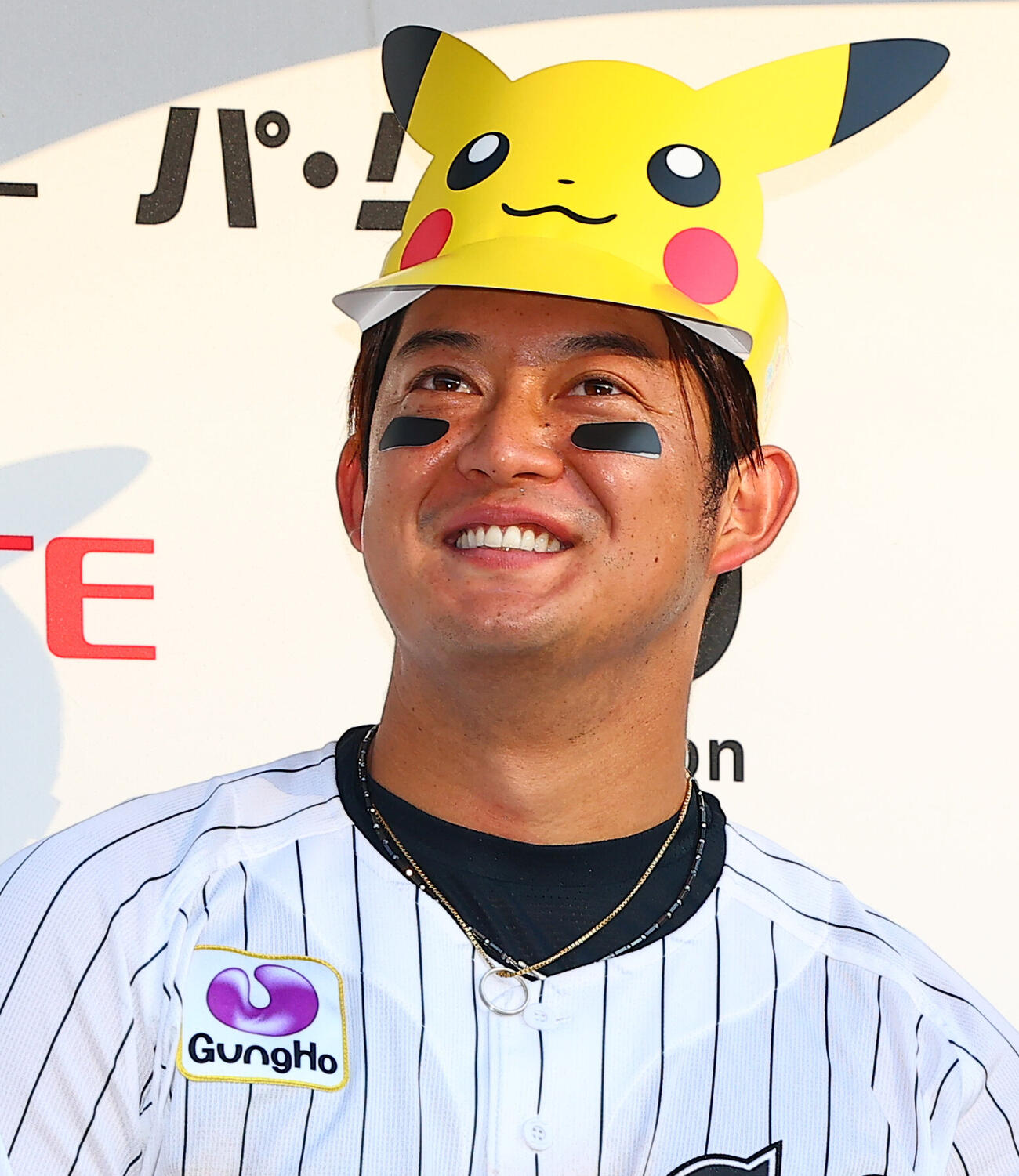 ロッテ対オリックス　ピカチュウのお面をつけ、ヒーローインタビューを受けるロッテ佐藤都志也（撮影・野上伸悟）