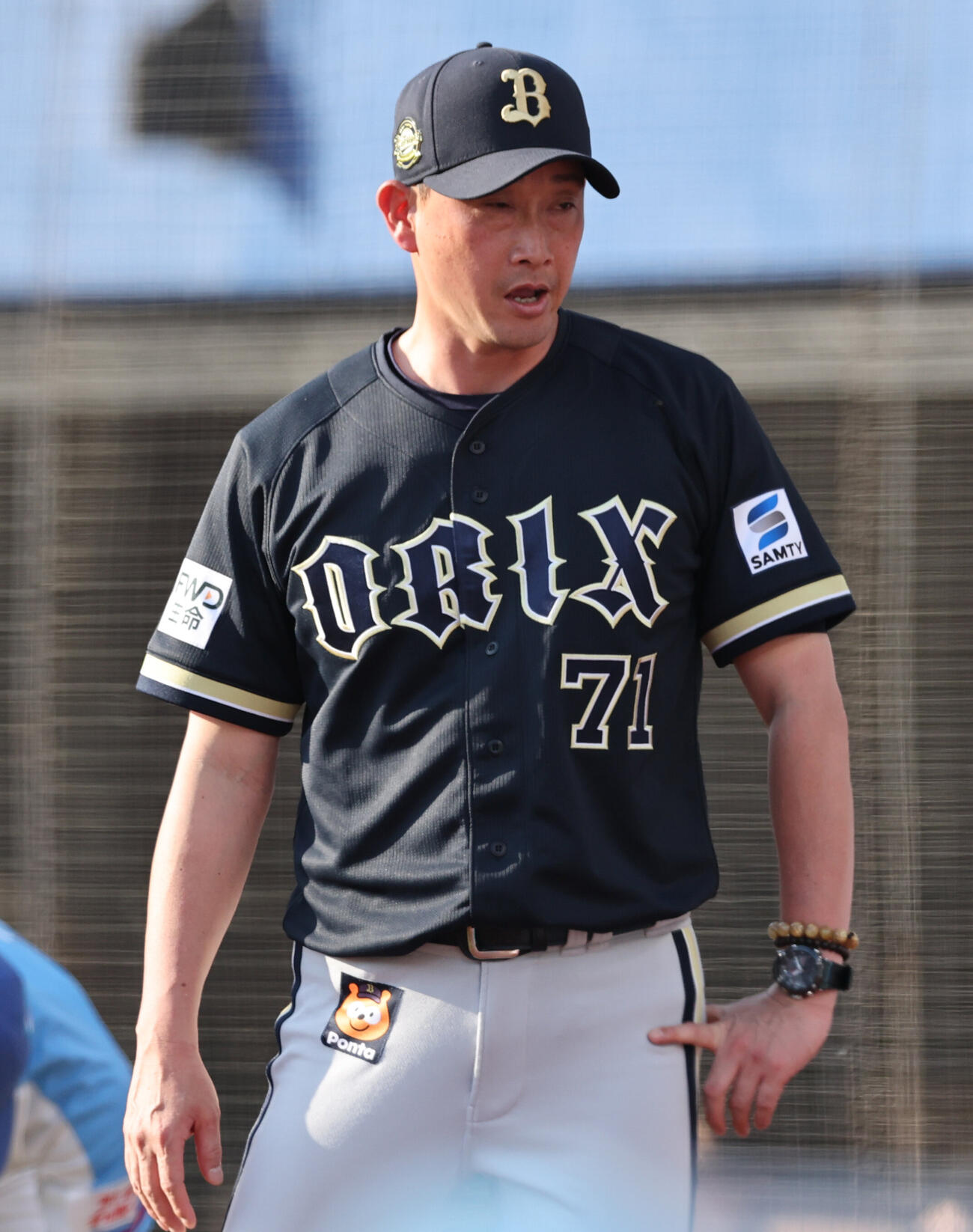 ロッテ対オリックス　選手交代を告げるオリックス岸田護監督（撮影・野上伸悟）