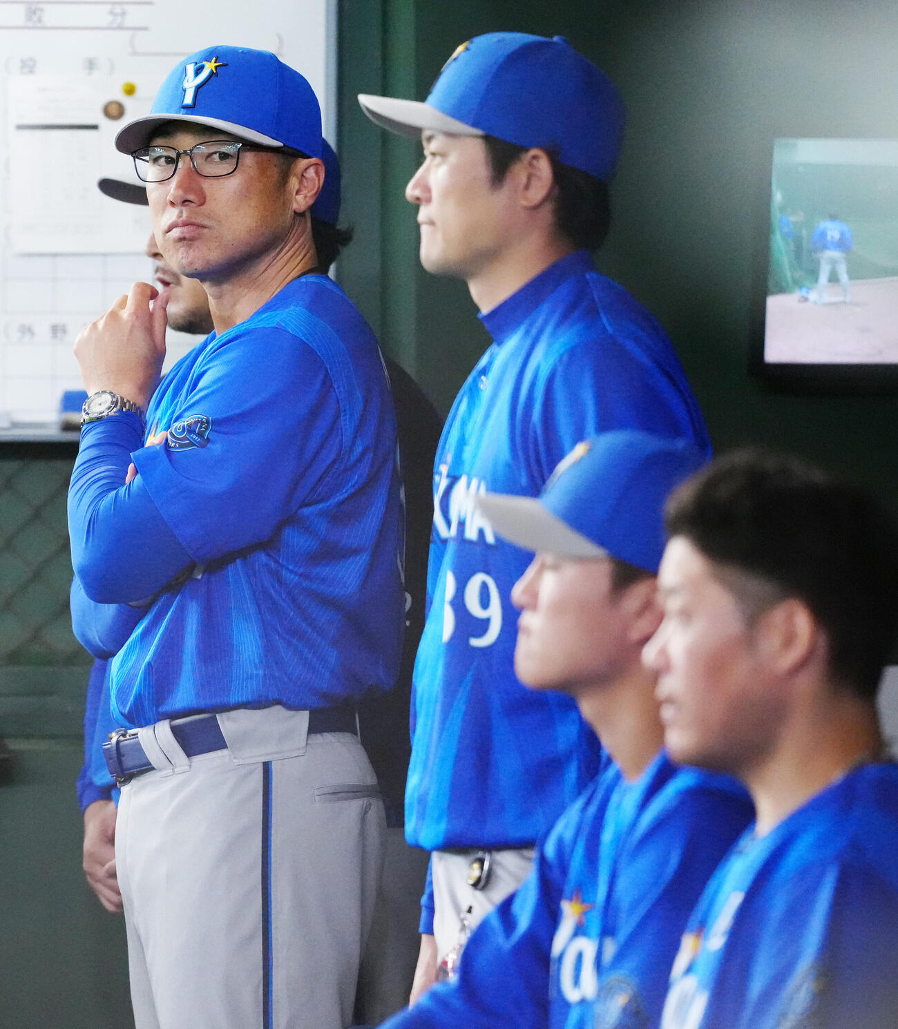 巨人対DeNA 9回裏、ベンチから戦況を見つめるDeNA相川亮二監督（左）（撮影・江口和貴）