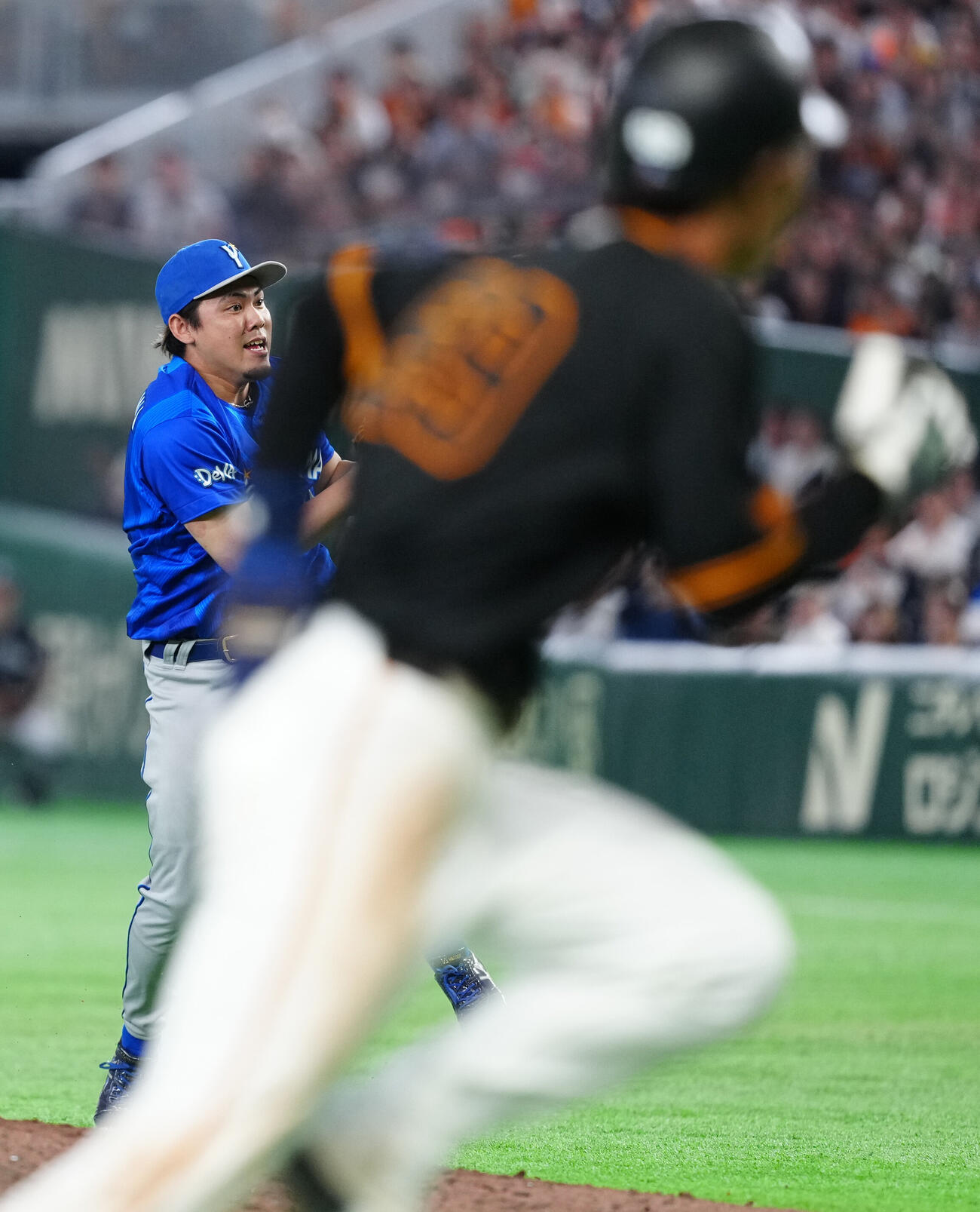 巨人対DeNA 7回裏巨人1死一、三塁、ボビー・ダルベックの投ゴロで中川虎大（後方）の野手選択で平山功太が生還する（撮影・江口和貴）
