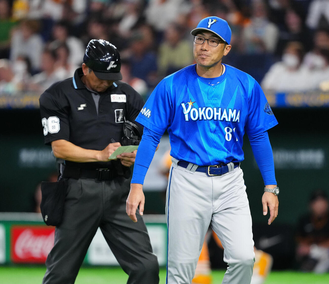 巨人対DeNA 7回裏開始前、選手交代を告げたDeNA相川亮二監督（撮影・江口和貴）