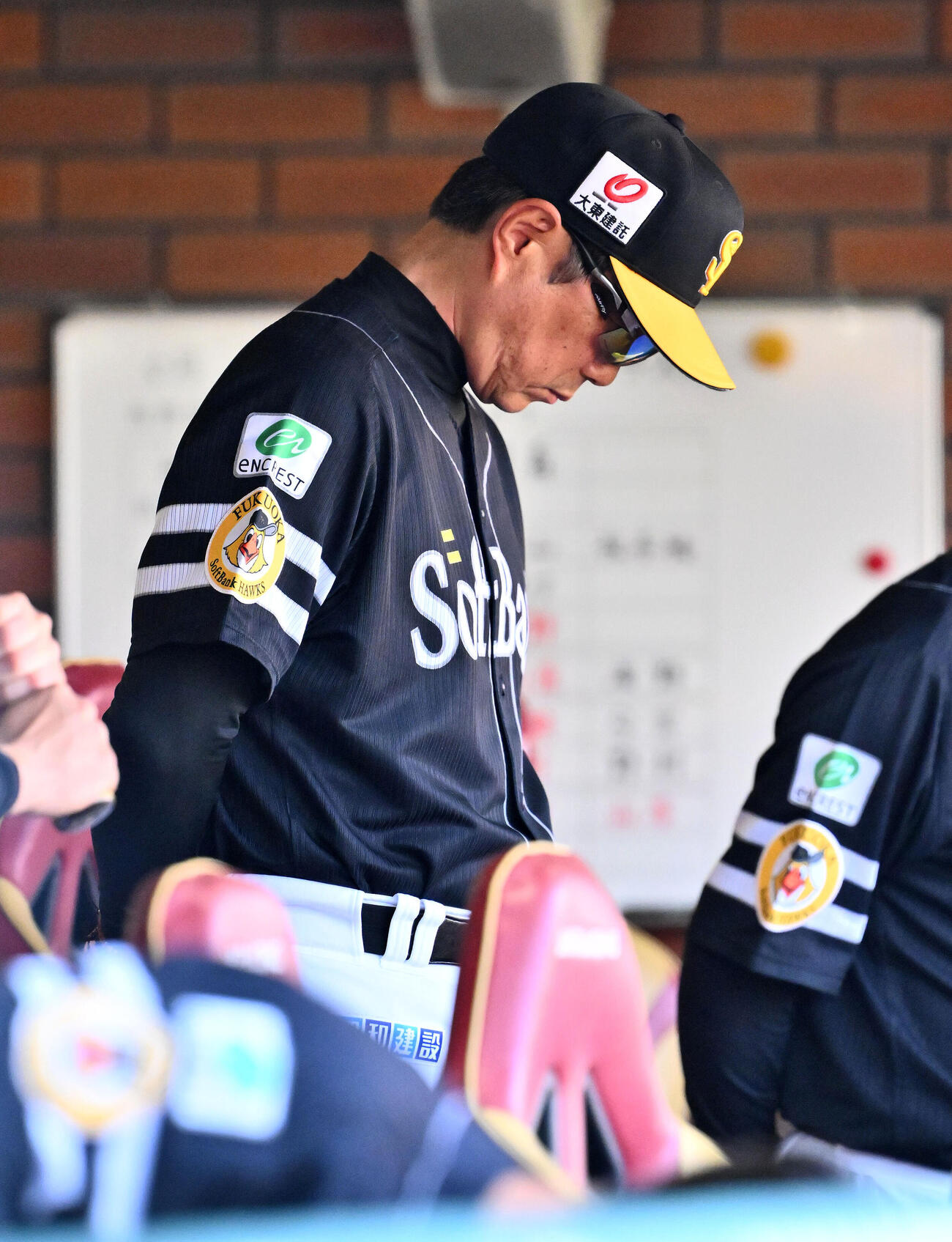 楽天対ソフトバンク　ベンチで浮かない表情のソフトバンク小久保裕紀監督（撮影・滝沢徹郎）