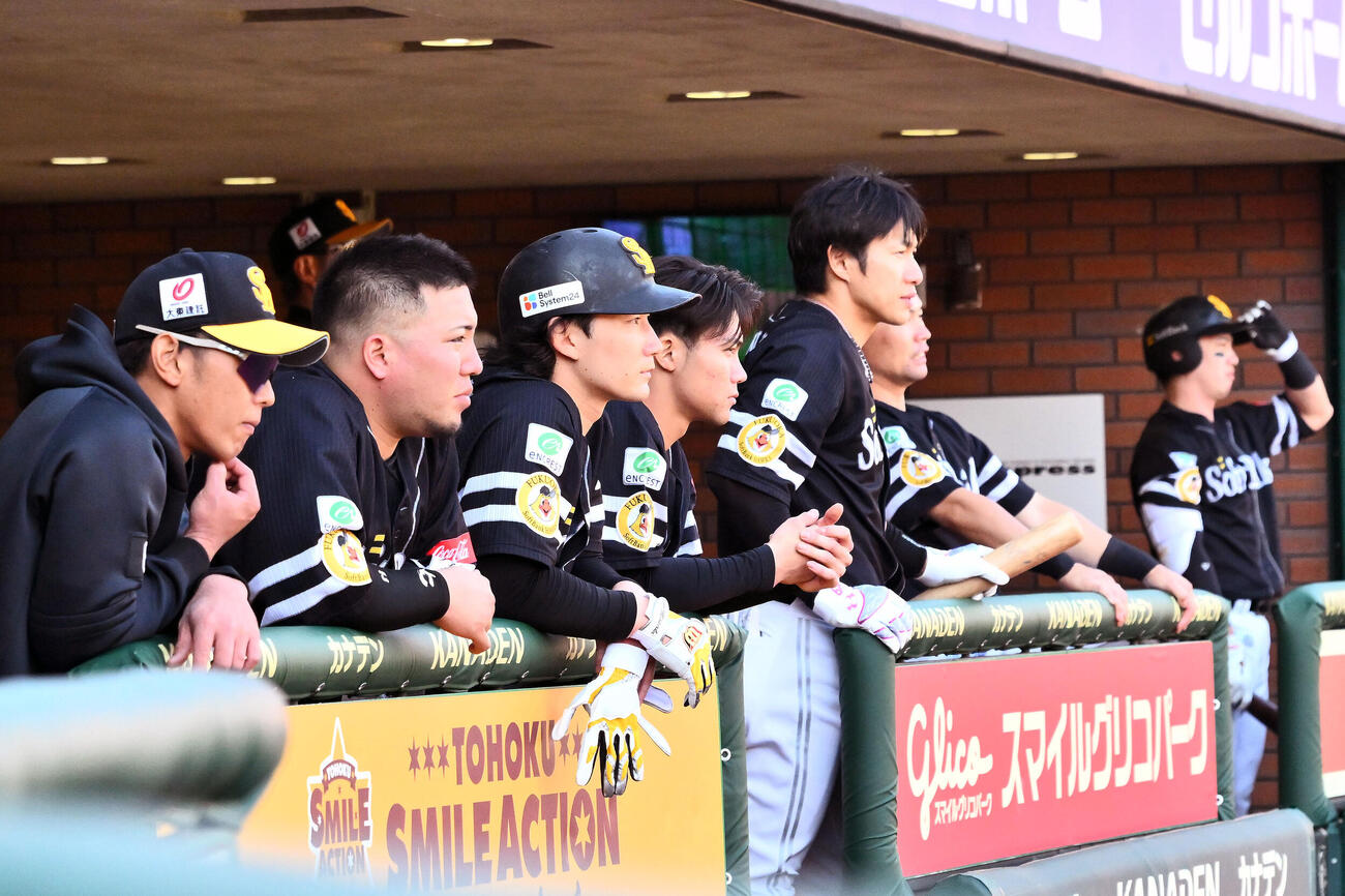 楽天対ソフトバンク　9回表、ベンチから戦況を見守るソフトバンクの選手たち（撮影・滝沢徹郎）