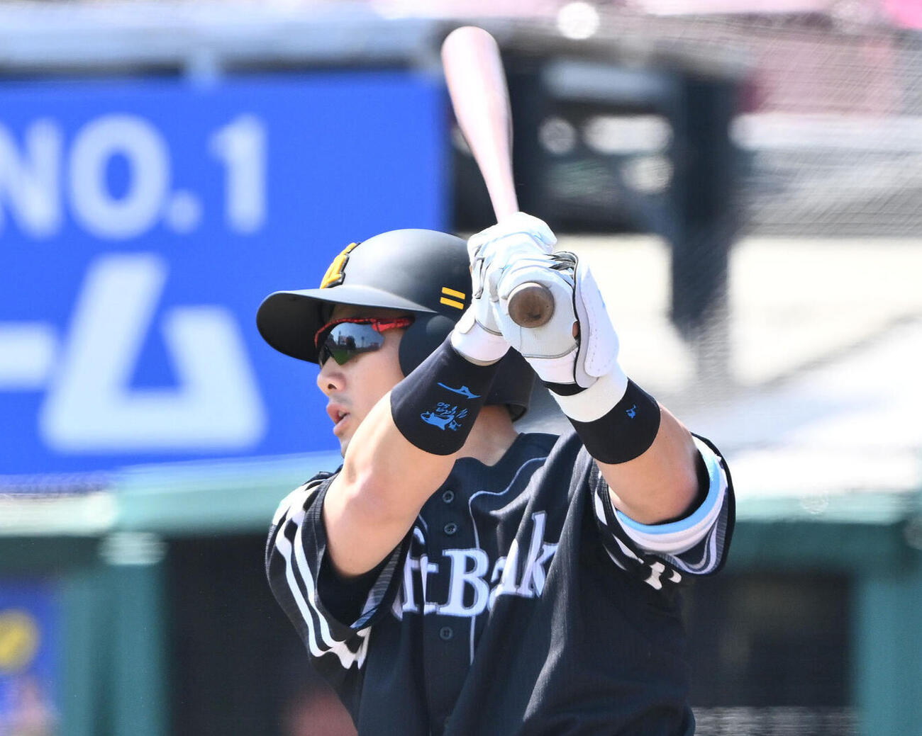 楽天対ソフトバンク　2回表ソフトバンク1死一塁、山本祐大は左前打を放つ（撮影・滝沢徹郎）