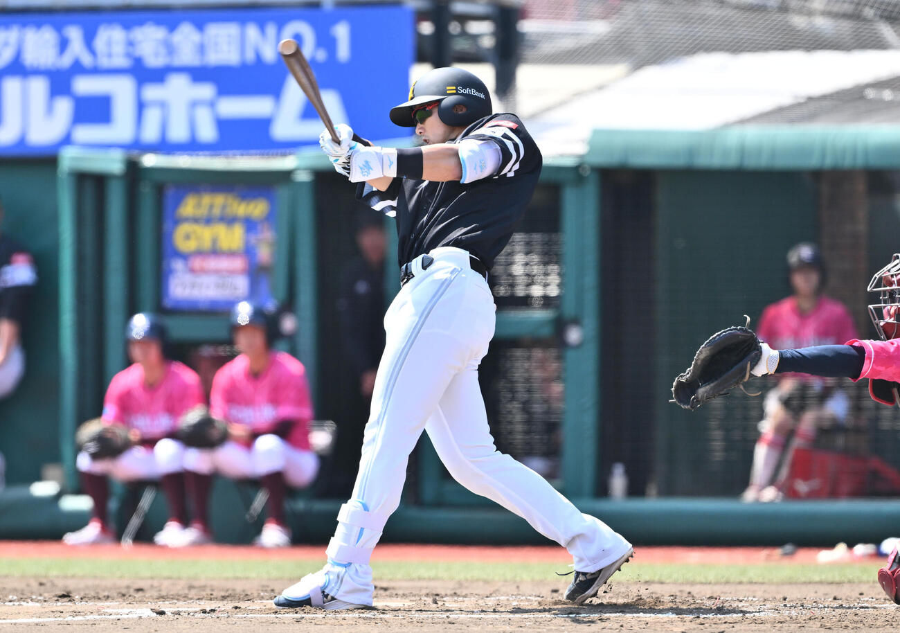 楽天対ソフトバンク　2回表ソフトバンク1死一塁、山本祐大は左前打を放つ（撮影・滝沢徹郎）