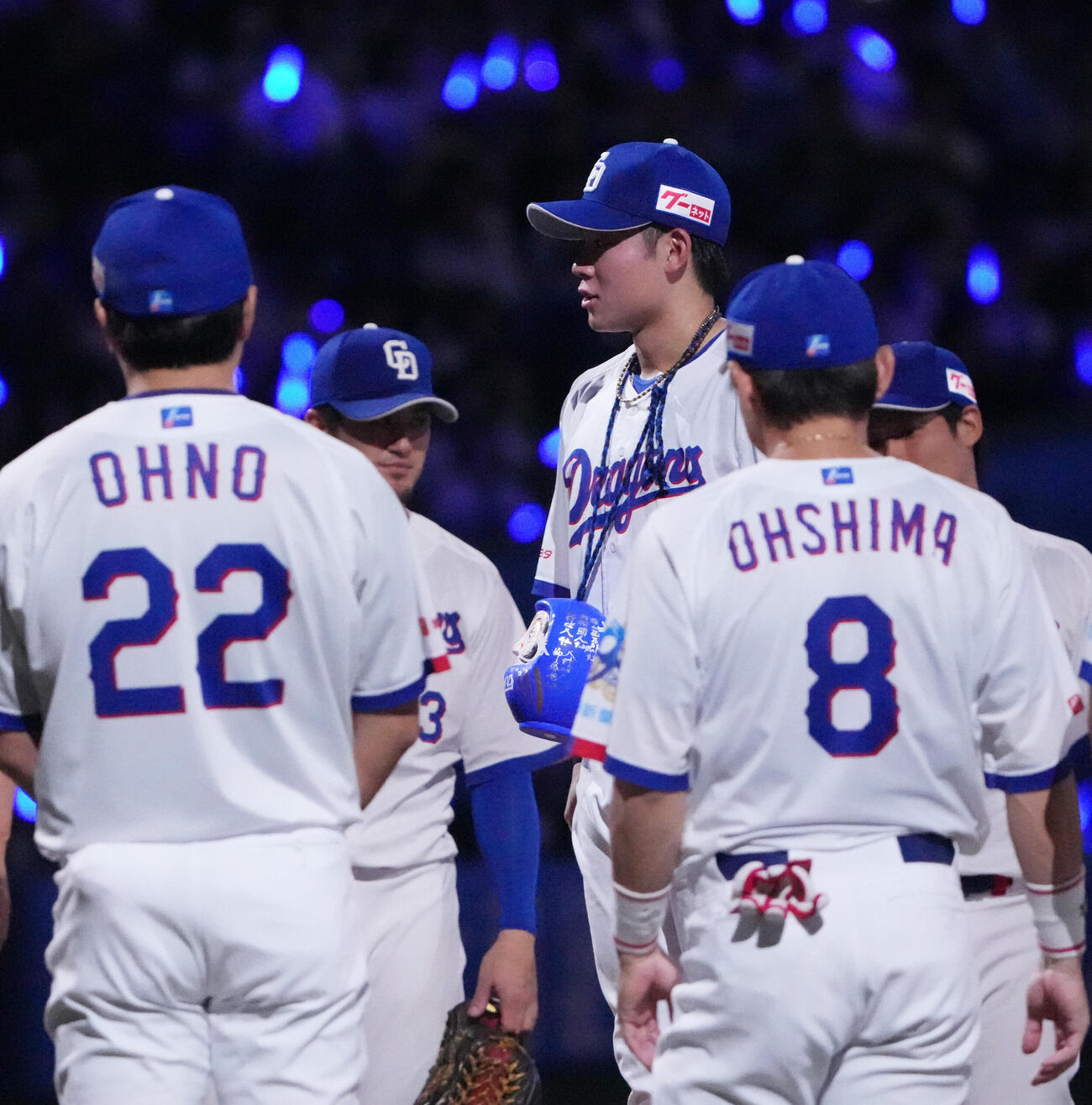 中日対ヤクルト　試合終了、村松開人（中央）は円陣中央でナインと言葉を交わす（撮影・森本幸一）