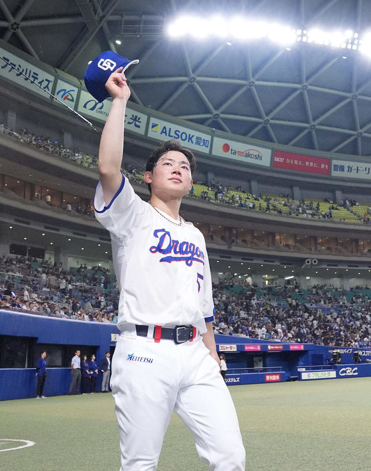 中日対ヤクルト　スタンドの声援に応える村松開人（撮影・森本幸一）