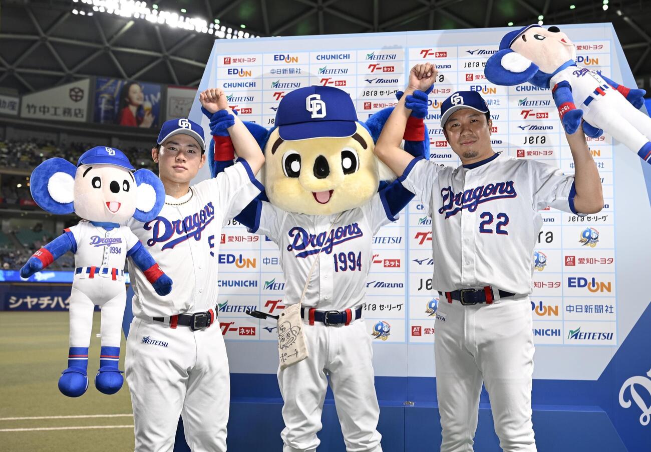 ヤクルトに勝利し、ポーズをとる中日・村松（左）と大野＝バンテリンドーム