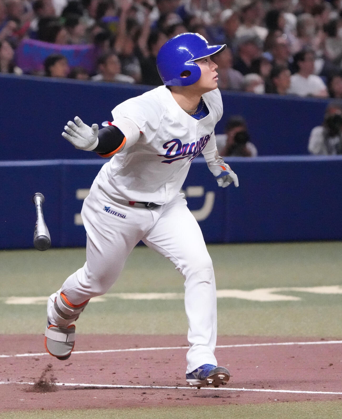 中日対ヤクルト　3回裏中日無死一塁、2点本塁打を放つ村松開人（撮影・森本幸一）