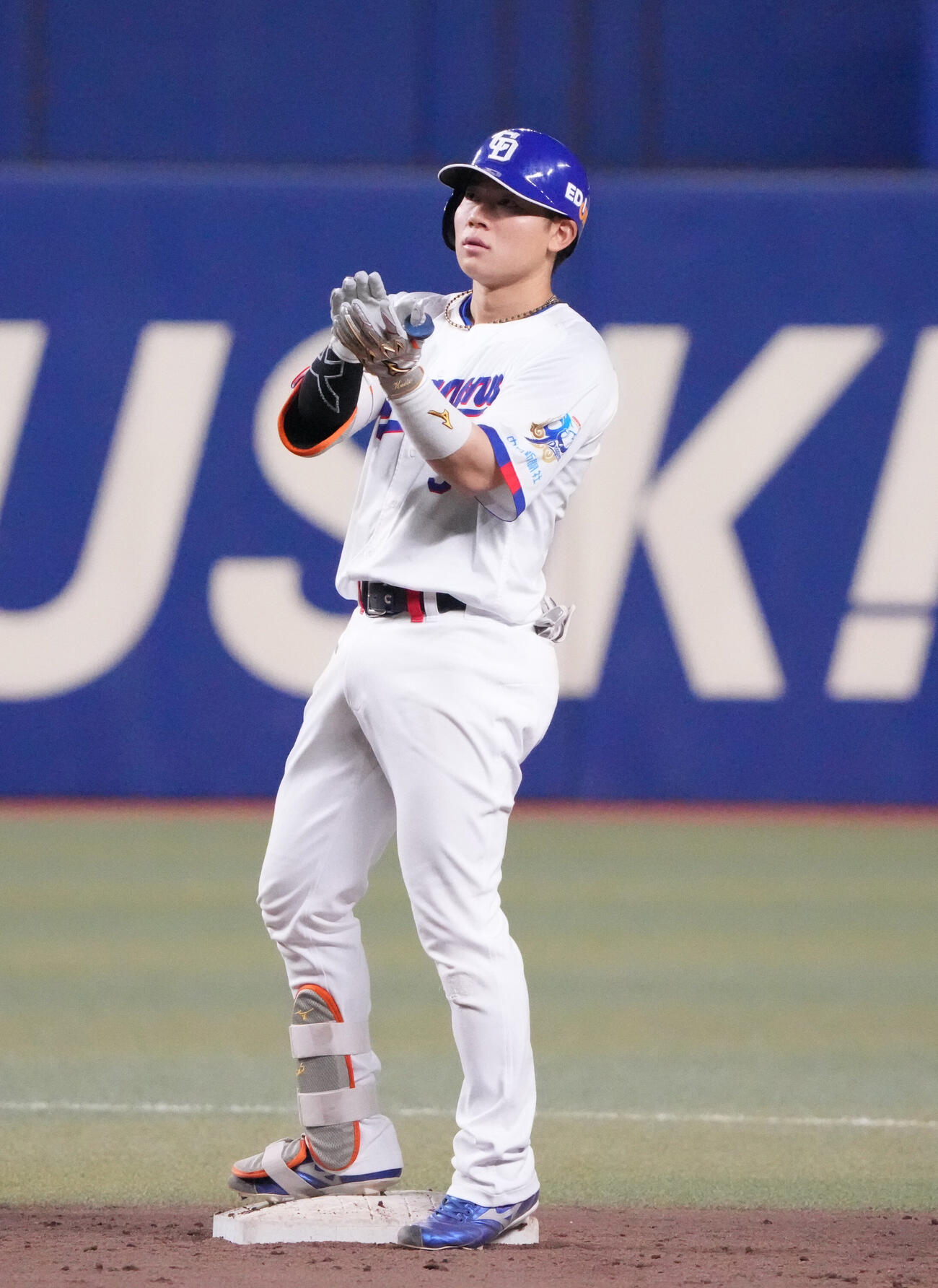 中日対ヤクルト　7回裏中日1死二塁、適時二塁打を放ちベンチへ向かってアピールする村松開人（撮影・森本幸一）