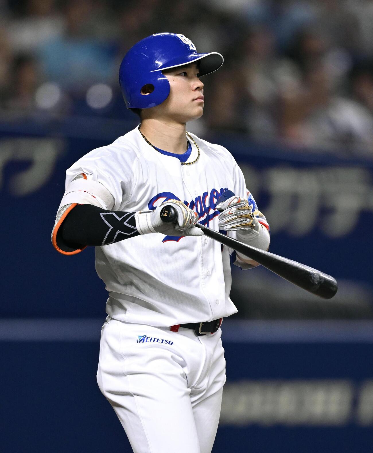 8回中日2死満塁、村松が押し出しとなる四球を選ぶ＝バンテリンドーム