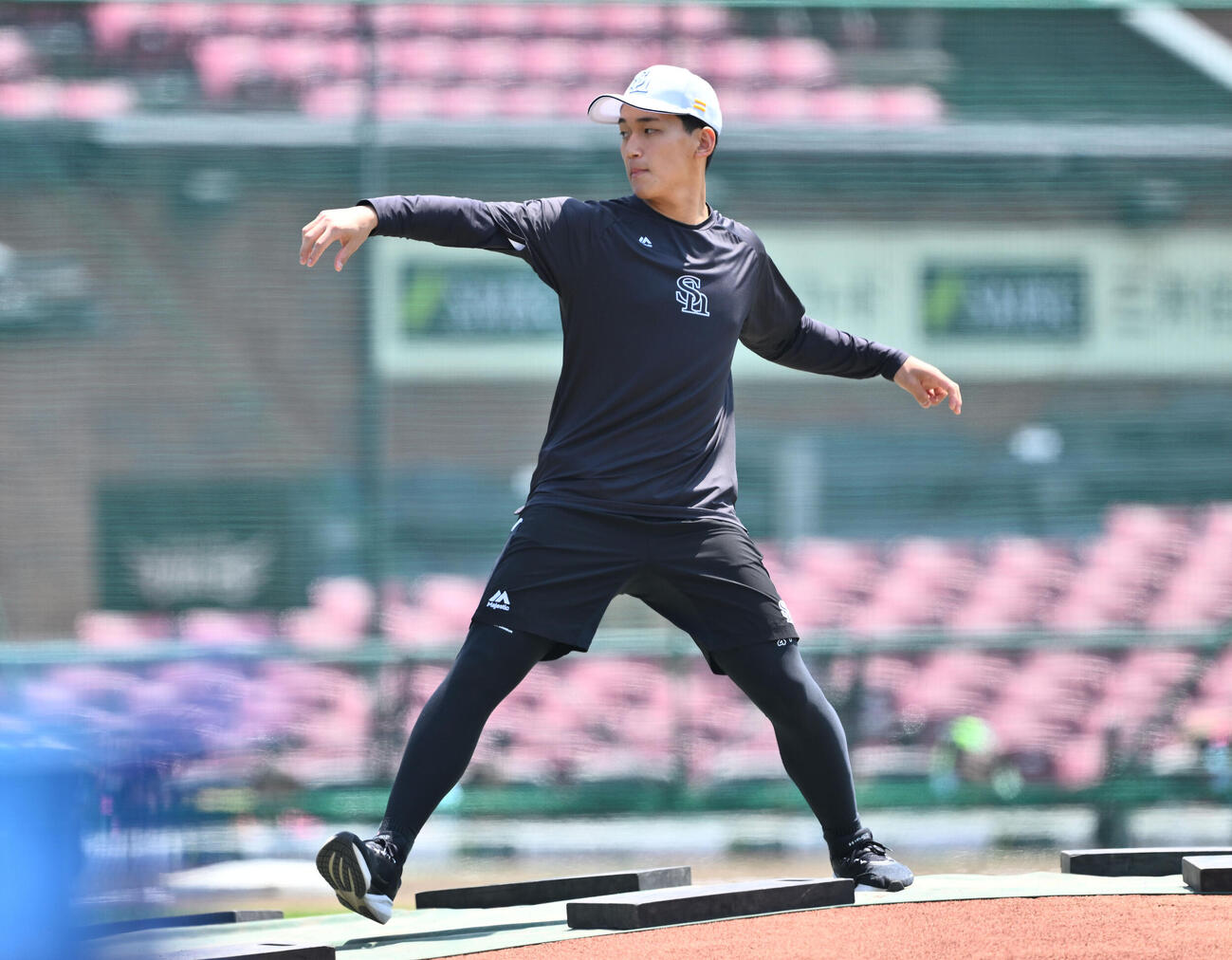 楽天対ソフトバンク　試合前練習でマウンドを確認するソフトバンク前田悠伍（撮影・滝沢徹郎）