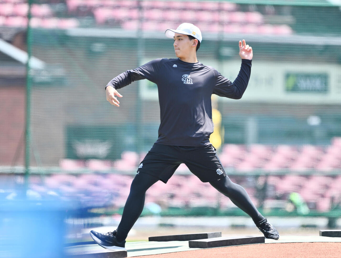 楽天対ソフトバンク　試合前練習でマウンドを確認するソフトバンク前田悠伍（撮影・滝沢徹郎）
