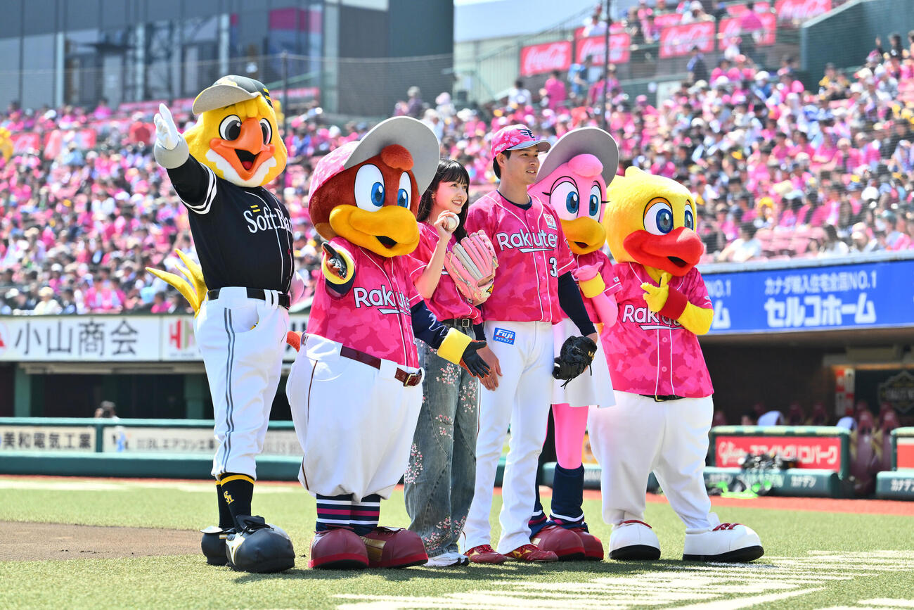 楽天対ソフトバンク　セレモニアルピッチを終えた久保史緒里（中央左）は楽天中島大輔と記念撮影する（撮影・滝沢徹郎）