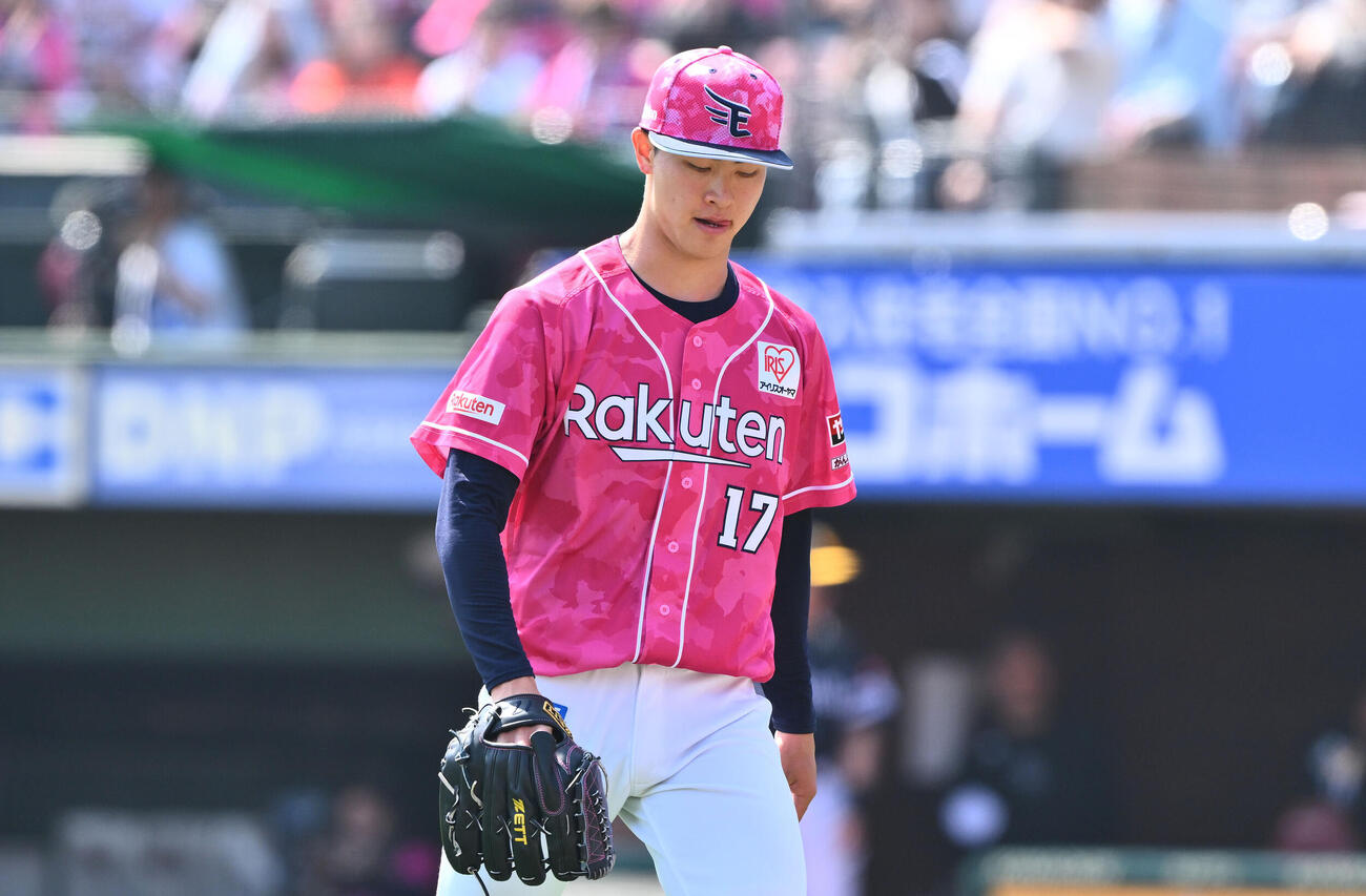 楽天対ソフトバンク　2回表に先制を許し浮かない表情で引き揚げる楽天先発の古謝樹（撮影・滝沢徹郎）