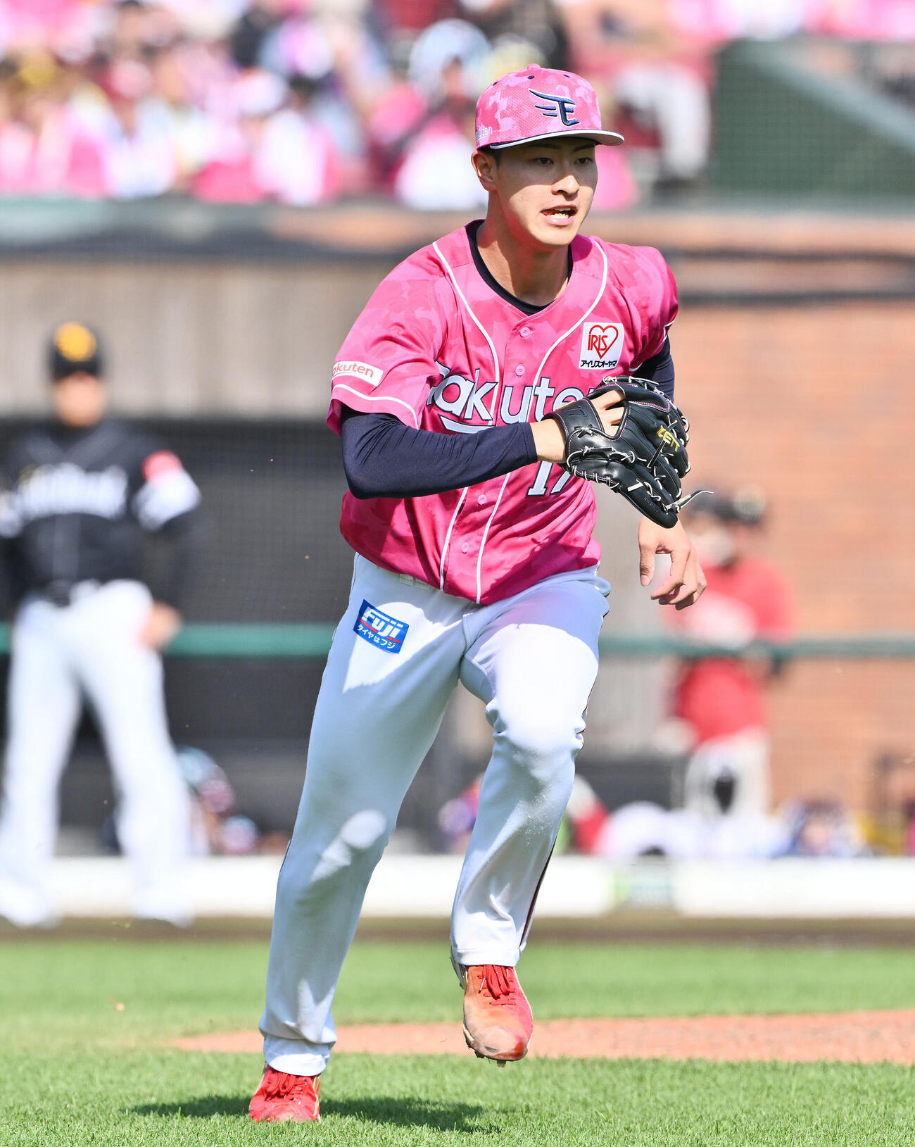 楽天対ソフトバンク　6回表ソフトバンク無死、柳田悠岐を一ゴロに打ち取りベースカバーに走る古謝樹（撮影・滝沢徹郎）