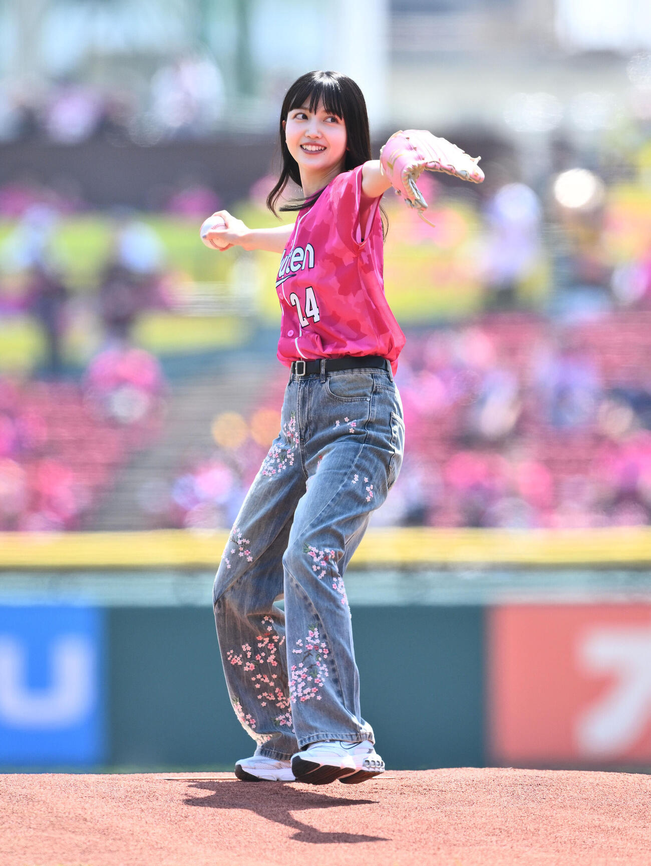 楽天対ソフトバンク　セレモニアルピッチに臨む久保史緒里（撮影・滝沢徹郎）