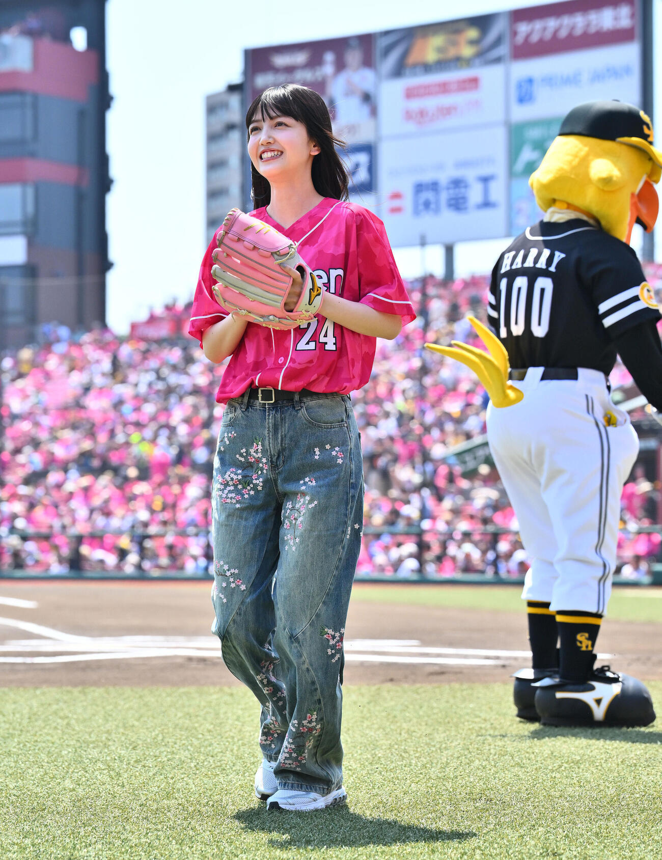 楽天対ソフトバンク　セレモニアルピッチを終え引き揚げる久保史緒里（撮影・滝沢徹郎）