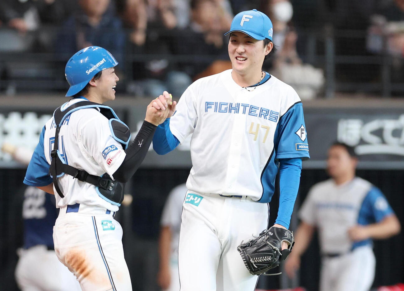 日本ハム対西武　試合後、田宮裕涼（左）と握手する柳川大晟（撮影・黒川智章）