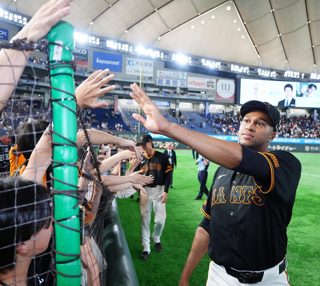 巨人対DeNA　試合後、ファンとタッチを交わす巨人ライデル・マルティネス（撮影・江口和貴）