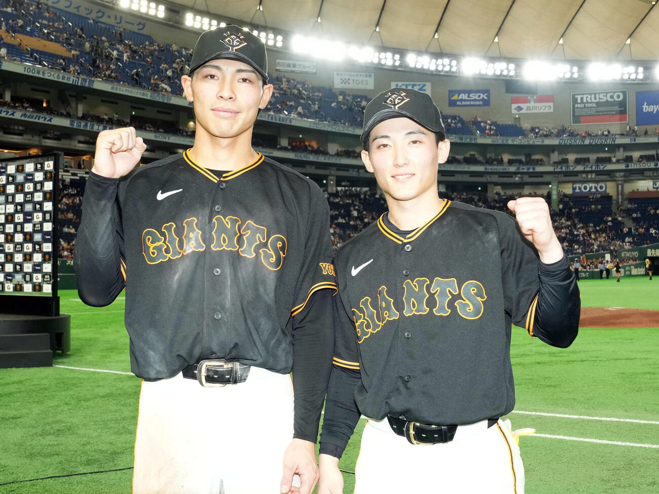 巨人対DeNA DeNAに勝利し笑顔でポーズを決める巨人平山功太（左）と浦田俊輔（撮影・たえ見朱実）