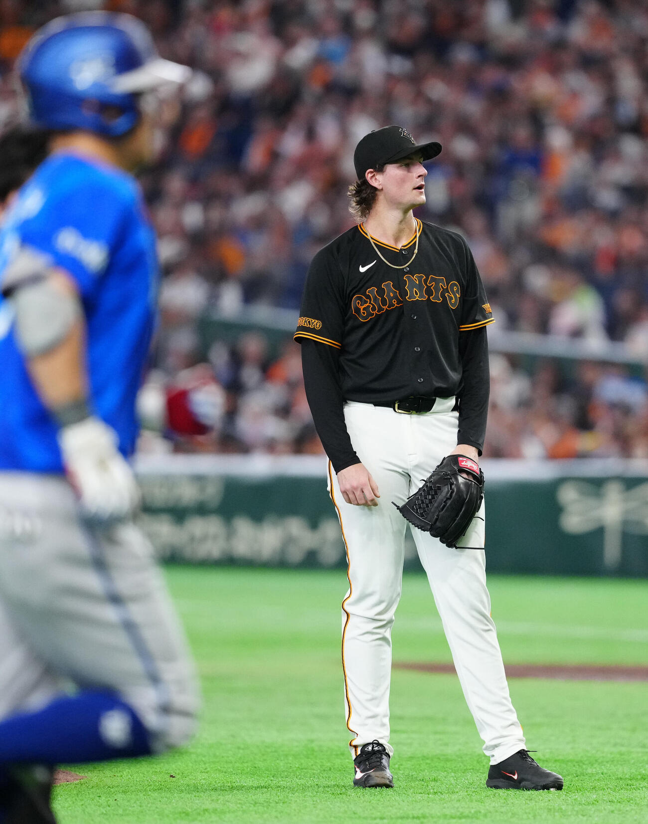 巨人対DeNA 1回表DeNA2死、筒香嘉智（手前）に先制ソロ本塁打を浴びるフォレスト・ウィットリー（撮影・江口和貴）