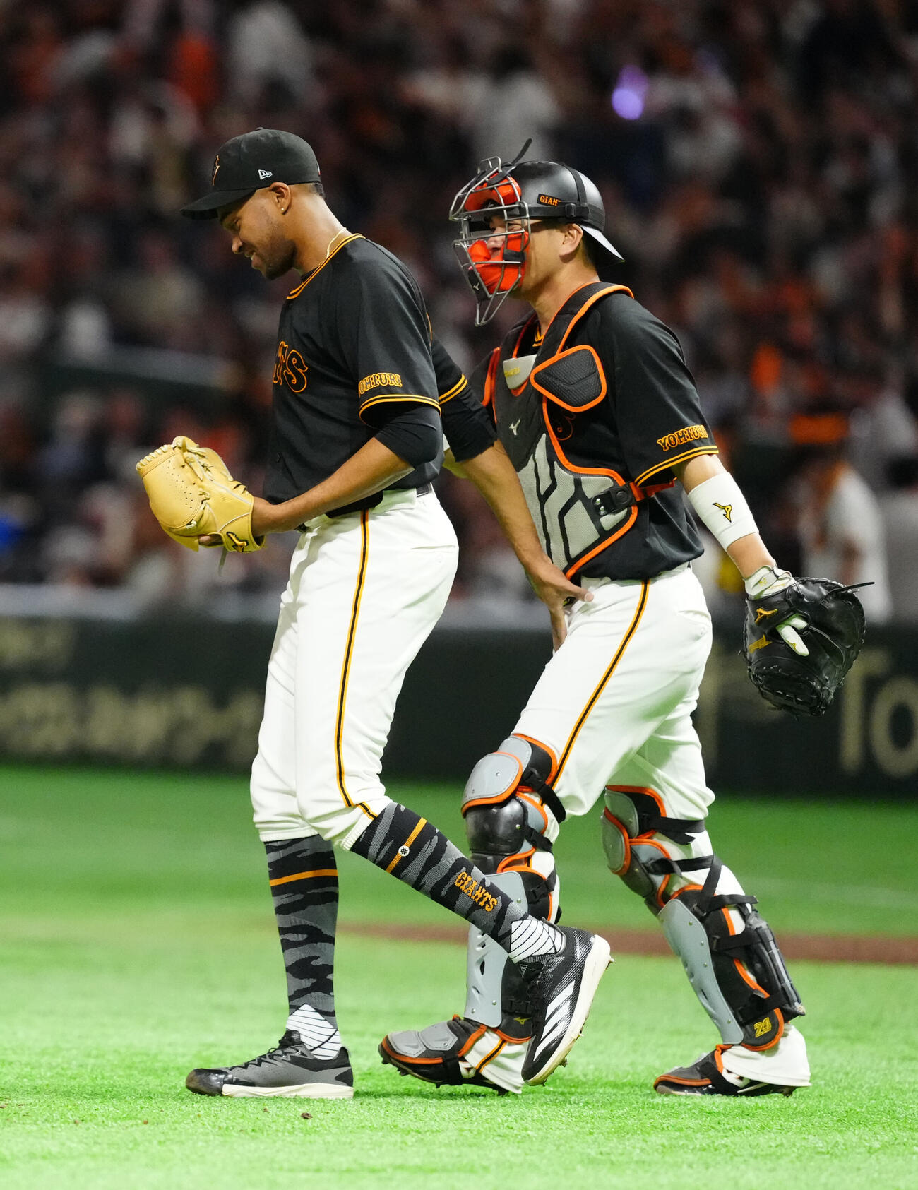 巨人対DeNA　試合後、巨人捕手大城卓三（右）と勝利を喜ぶ6番手のライデル・マルティネス（撮影・江口和貴）