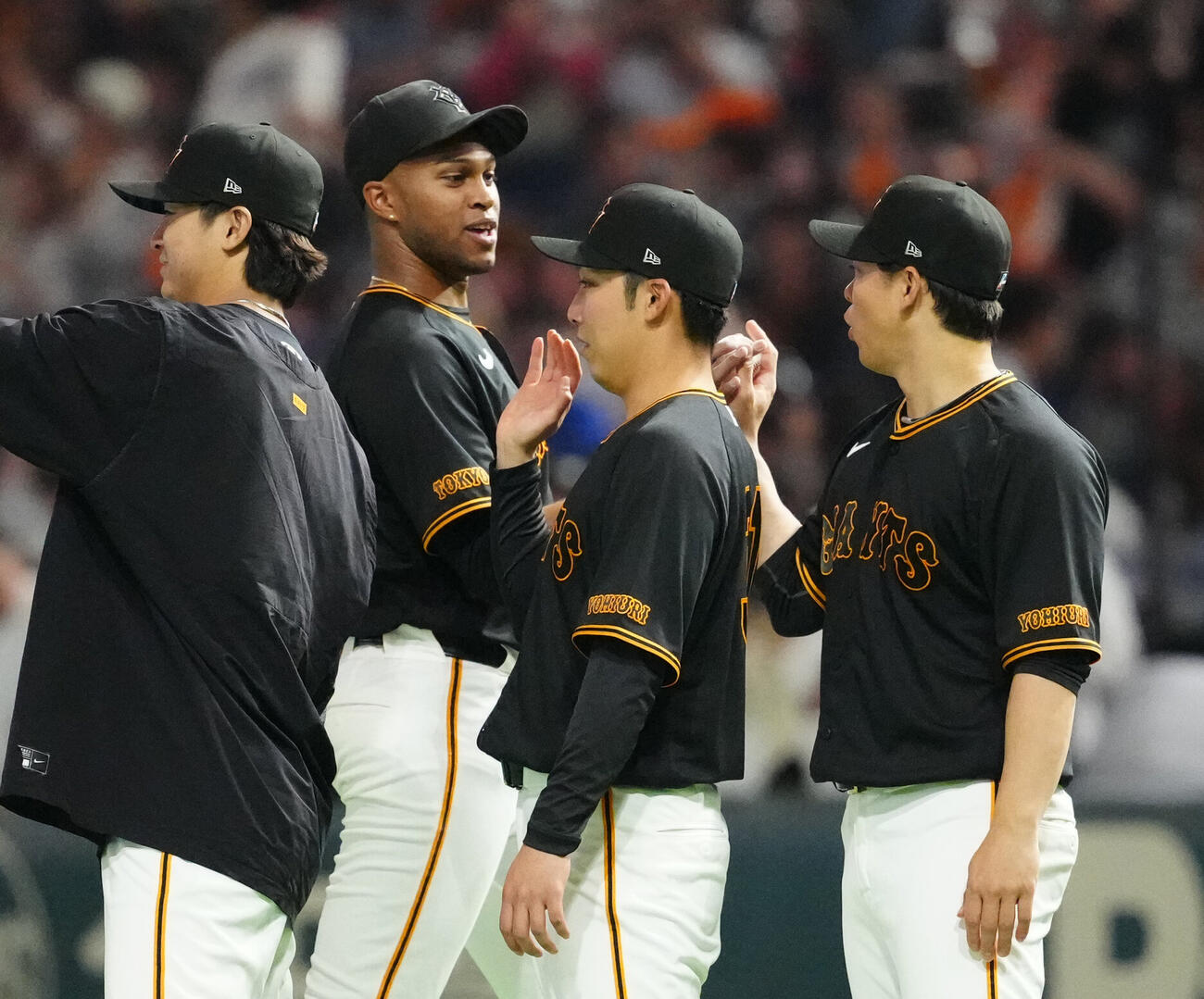 巨人対DeNA　試合後、巨人高梨雄平（右）に勝利球を手渡すライデル・マルティネス（中央左）（撮影・江口和貴）