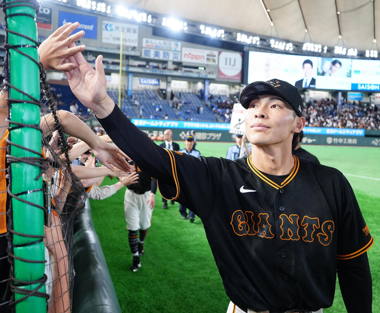巨人対DeNA　試合後、ファンとタッチを交わす巨人平山功太（撮影・江口和貴）