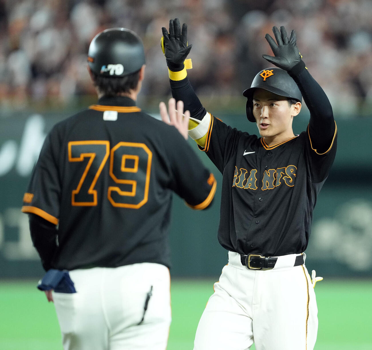 巨人対DeNA 2回裏巨人1死一、二塁、、同点の適時打を放ちポーズを決める浦田俊輔（撮影・たえ見朱実）