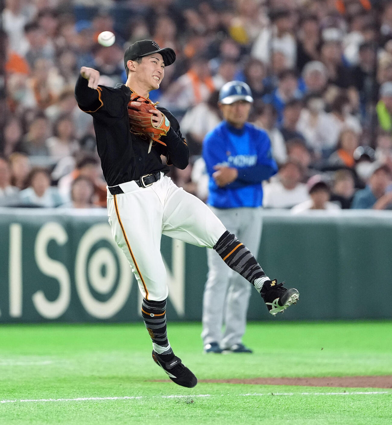 巨人対DeNA 5回表DeNA無死、篠木健太郎の三ゴロをさばく浦田俊輔（撮影・たえ見朱実）