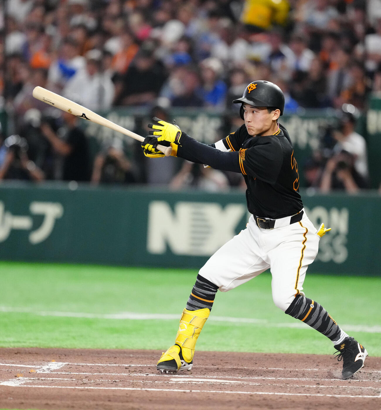 巨人対DeNA 2回裏巨人1死一、二塁、適時打を放つ浦田俊輔（撮影・江口和貴）