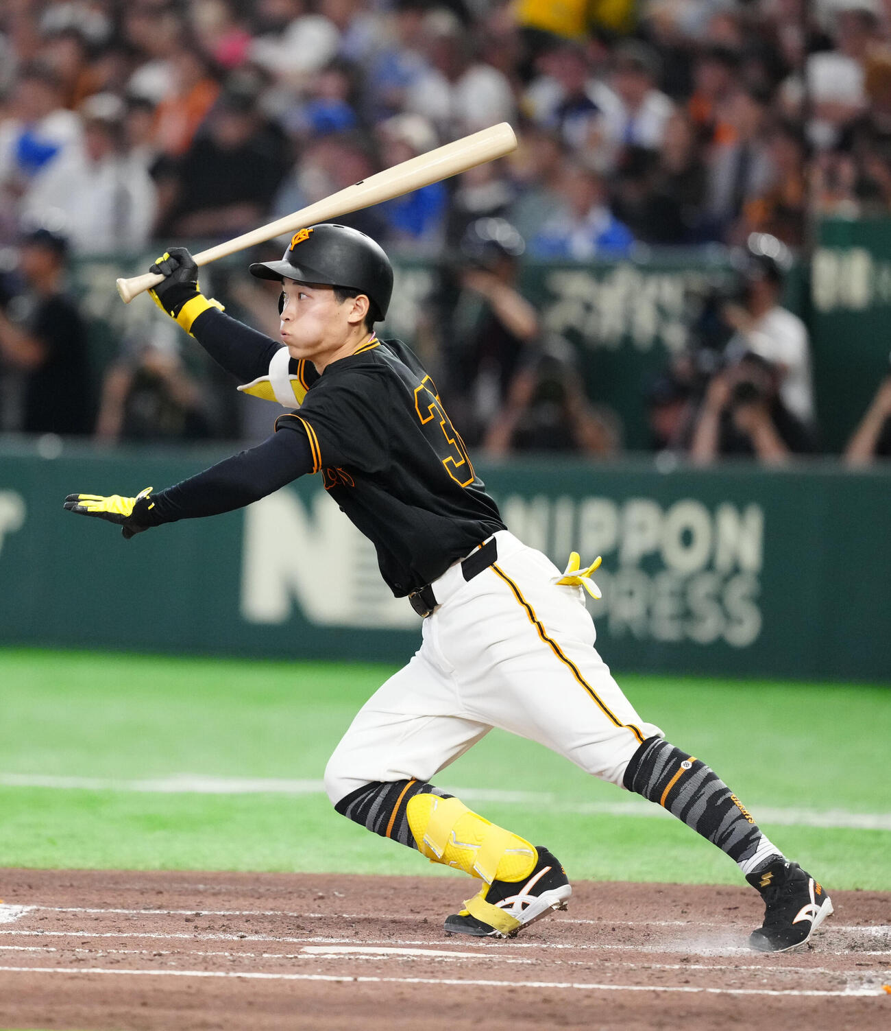 巨人対DeNA 2回裏巨人1死一、二塁、適時打を放つ浦田俊輔（撮影・江口和貴）