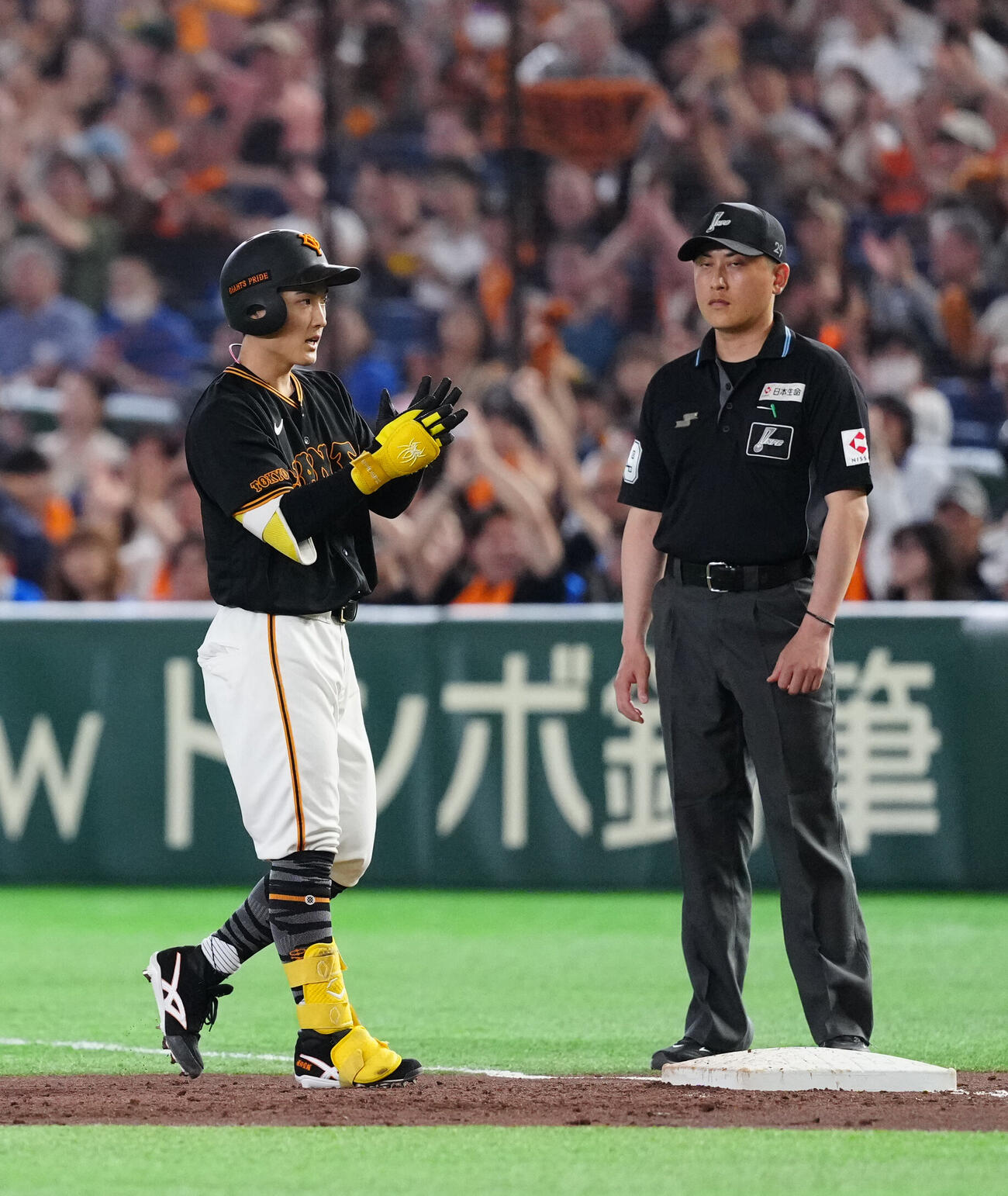 巨人対DeNA 2回裏巨人1死一、二塁、適時打を放った浦田俊輔（左）（撮影・江口和貴）