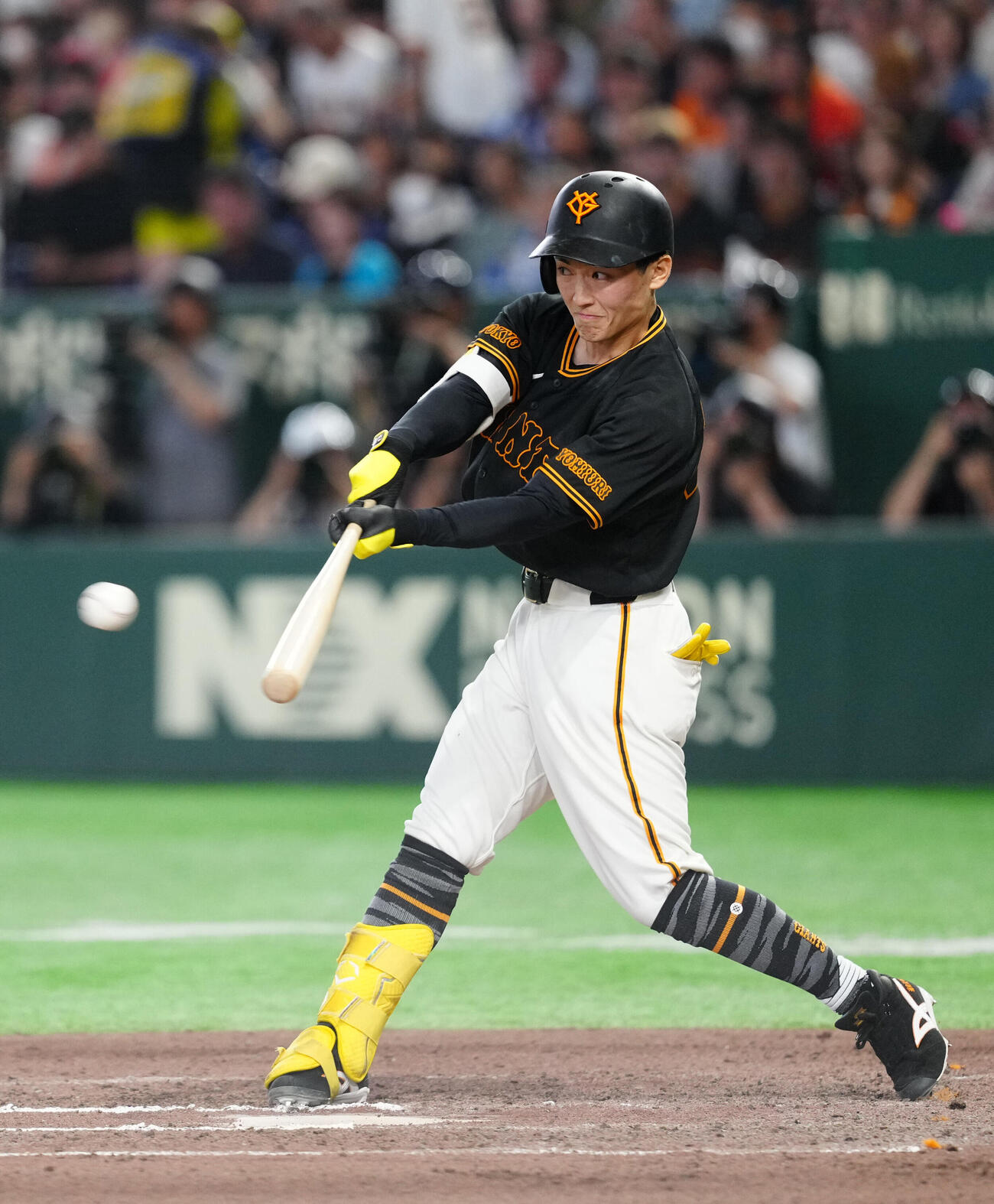 巨人対DeNA 6回裏巨人2死、中前打を放つ浦田俊輔（撮影・江口和貴）