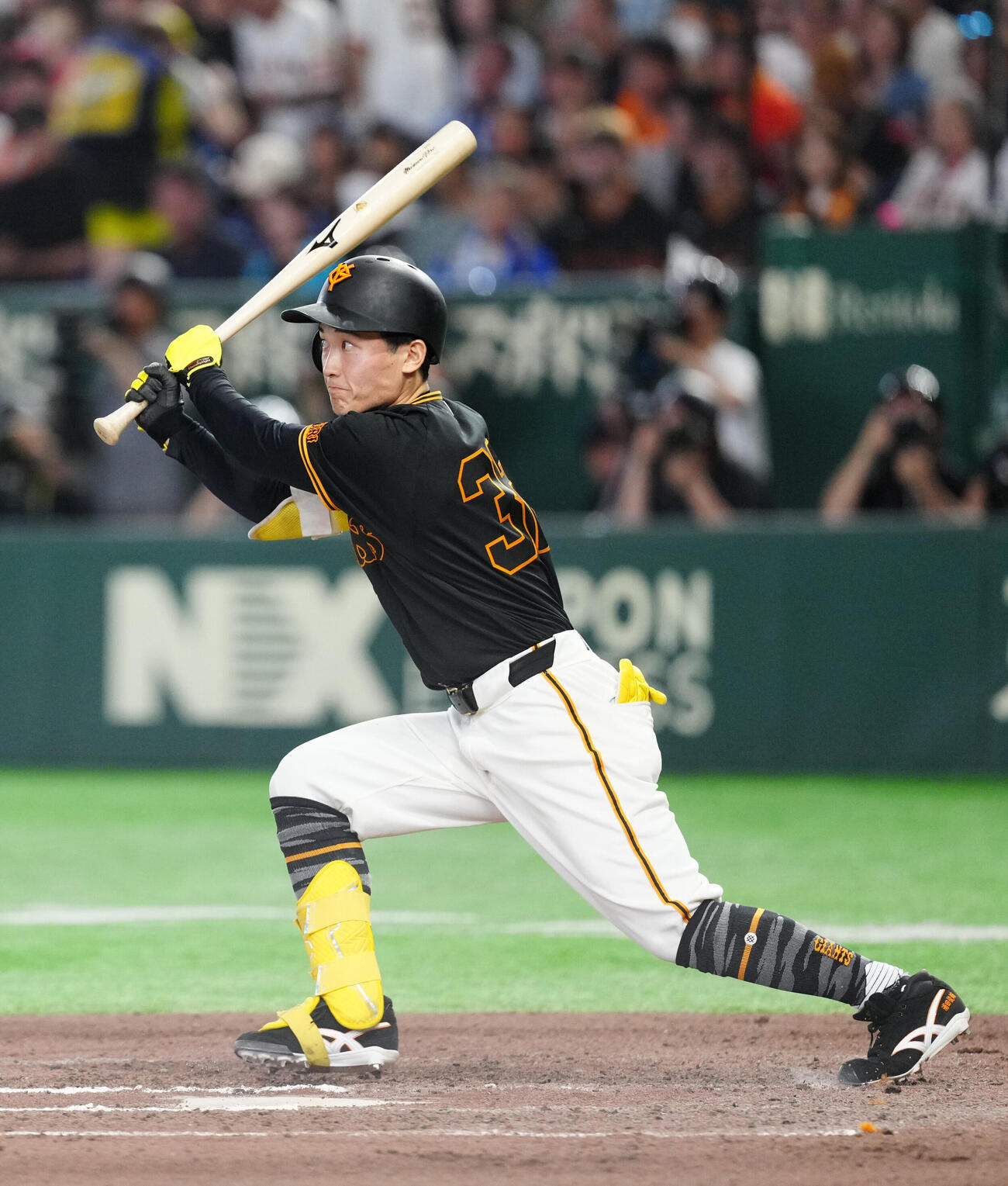 巨人対DeNA 6回裏巨人2死、中前打を放つ浦田俊輔（撮影・江口和貴）