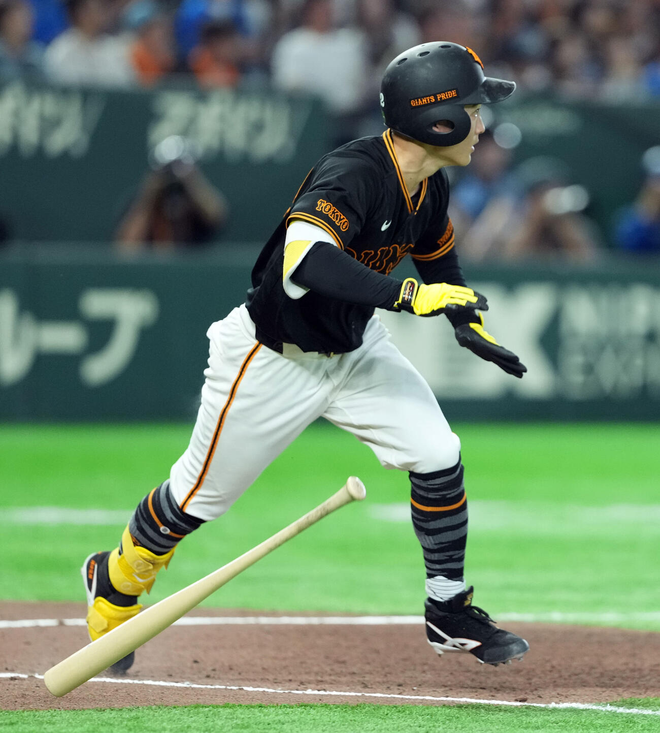 巨人対DeNA 6回裏巨人2死、中前に安打を放つ浦田俊輔（撮影・たえ見朱実）