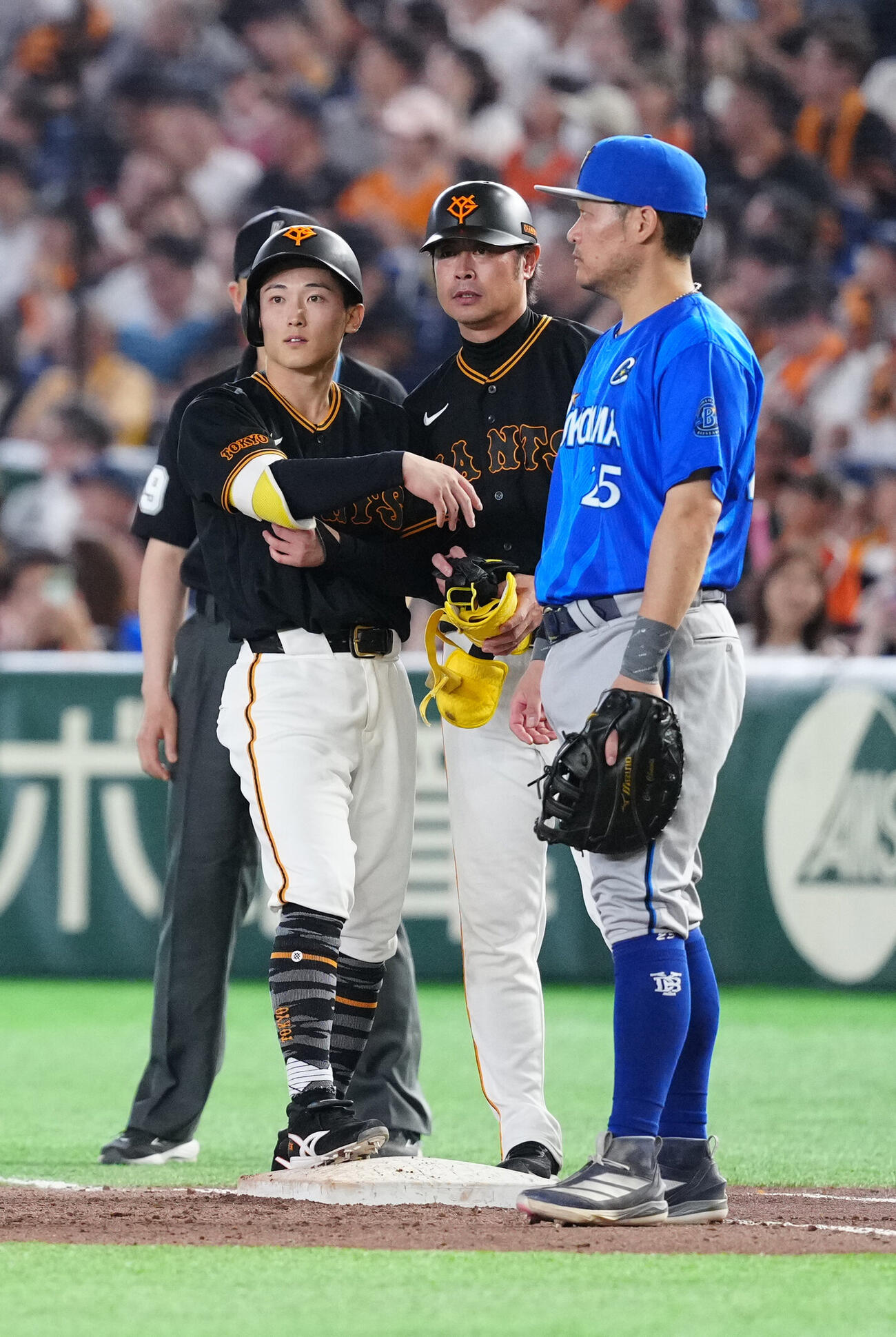 巨人対DeNA 8回裏巨人無死、中前打を放った浦田俊輔（左）（撮影・江口和貴）
