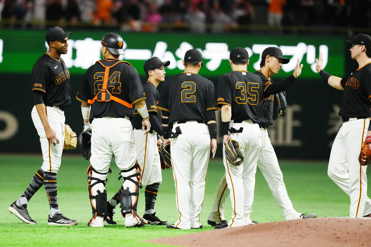 巨人対DeNA　試合後、勝利のタッチを交わす巨人の選手たち（撮影・江口和貴）