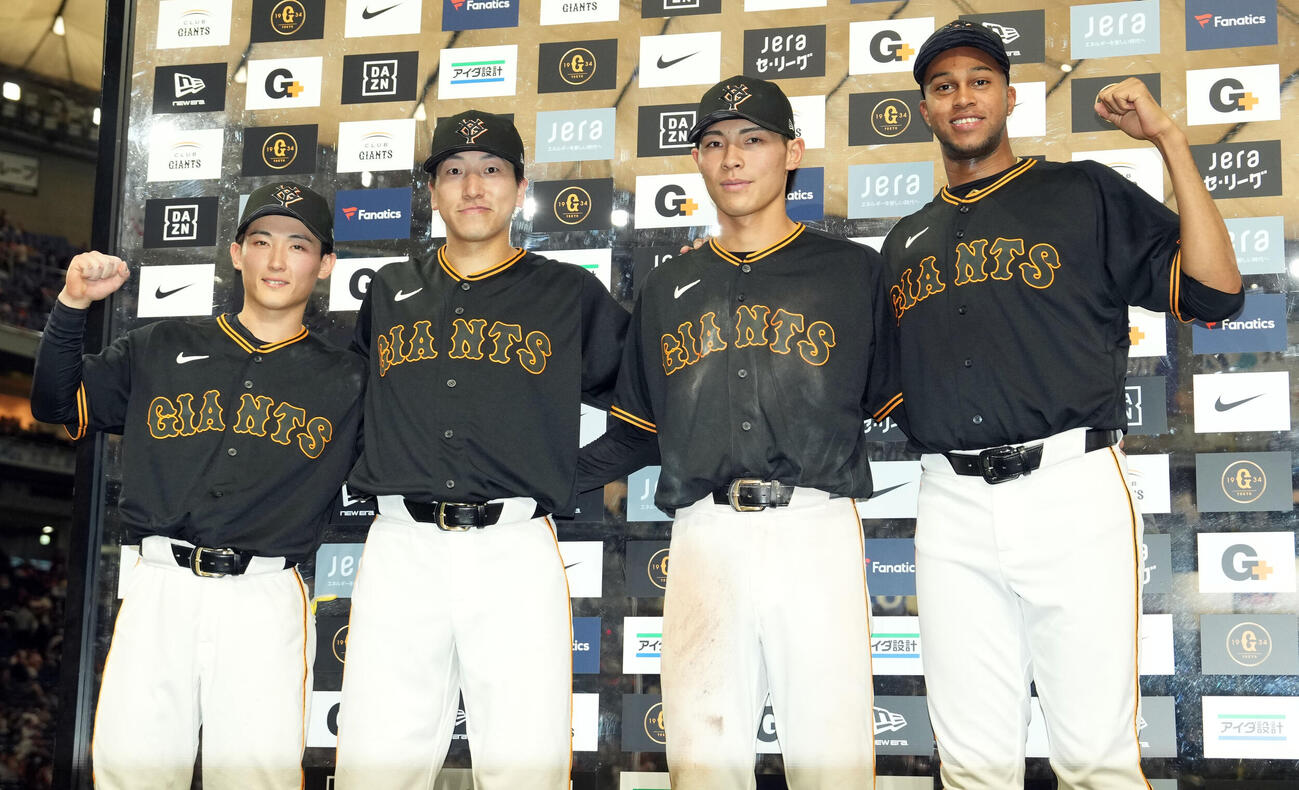 巨人対DeNA DeNAに勝利しお立ち台でポーズを決める巨人のヒーロー選手。左から浦田俊輔、大勢、平山功太、ライデル・マルティネス（撮影・たえ見朱実）