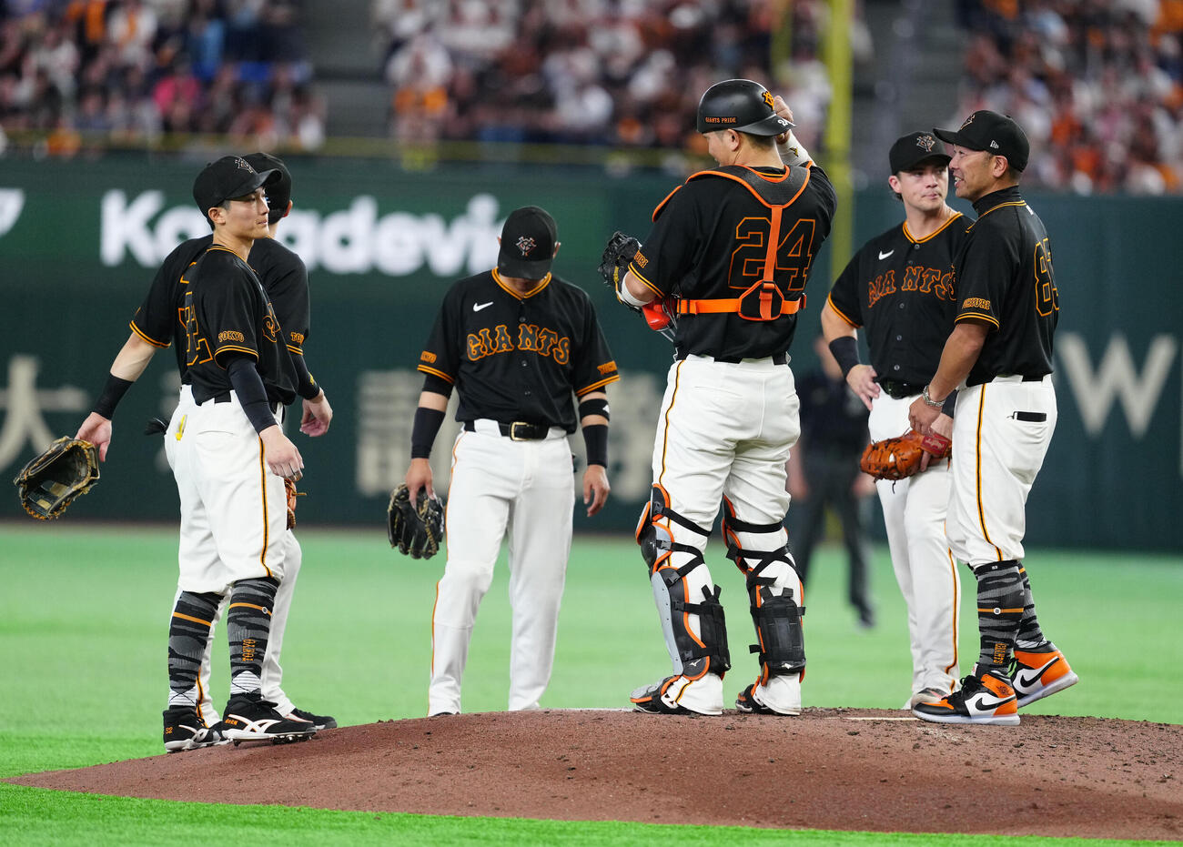 巨人対DeNA 7回表、投手交代でマウンドに向かった巨人阿部慎之助監督（右端）（撮影・江口和貴）