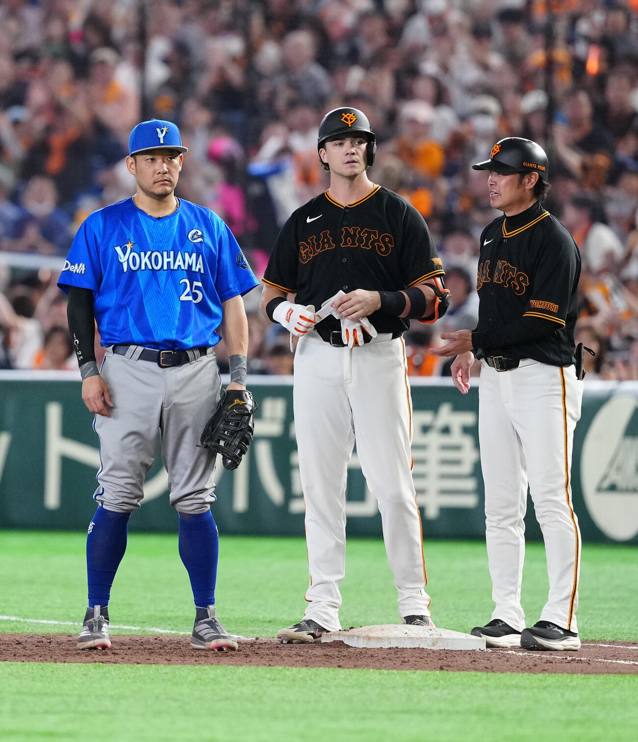 巨人対DeNA 7回裏巨人1死一、三塁、ボビー・ダルベック（中央）の投ゴロの間に中川虎大の野手選択で平山功太が生還する（撮影・江口和貴）