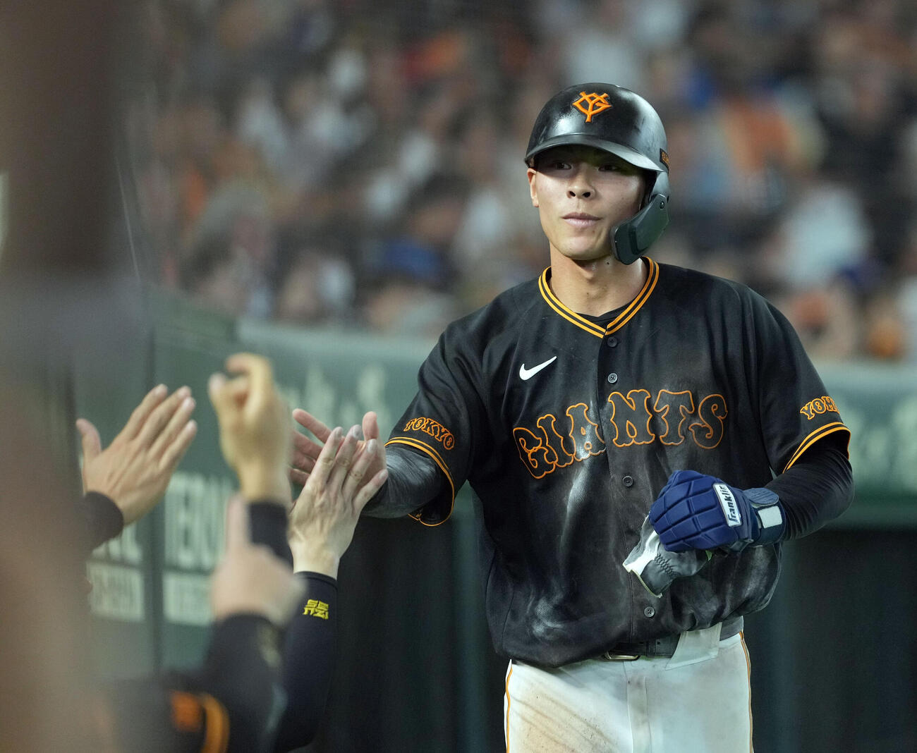巨人対DeNA 7回裏巨人1死一、三塁、ボビー・ダルベックの投ゴロ野選で生還した平山功太（撮影・たえ見朱実）