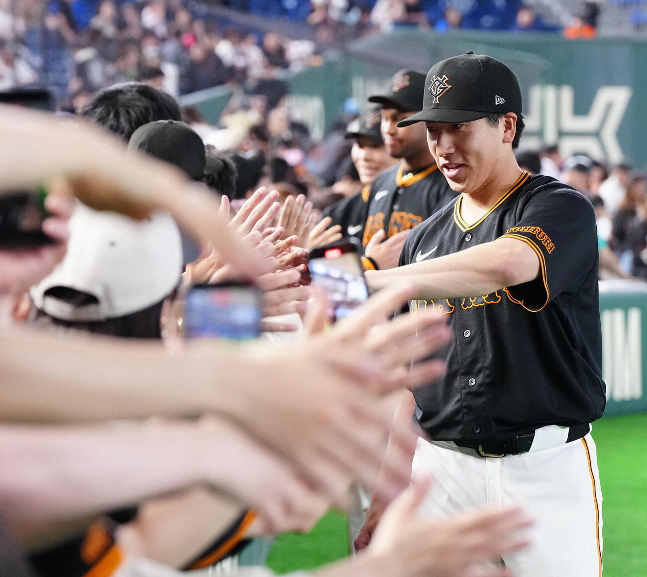 巨人対DeNA　試合後、ファンとタッチを交わす巨人大勢（撮影・江口和貴）