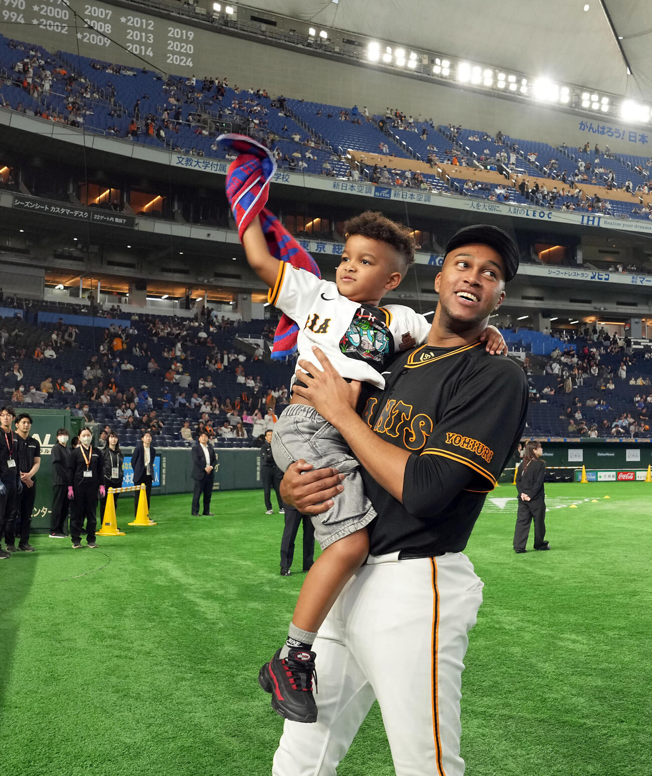 巨人対DeNA DeNAに勝利し息子を抱き上げ笑顔を見せる巨人の守護神ライデル・マルティネス（撮影・たえ見朱実）