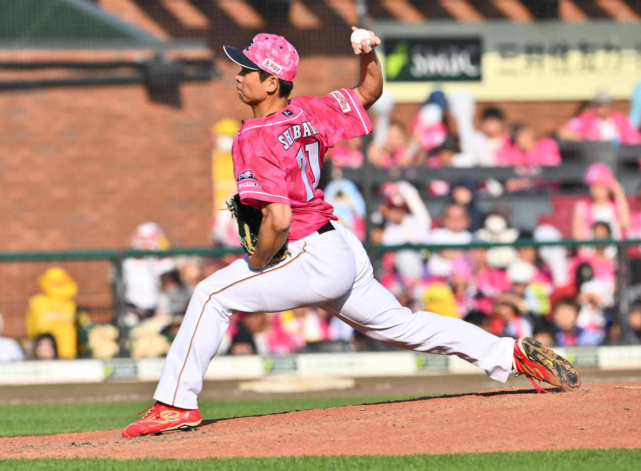 楽天対ソフトバンク　9回表途中から楽天5番手で登板し試合を締めた柴田大地（撮影・滝沢徹郎）