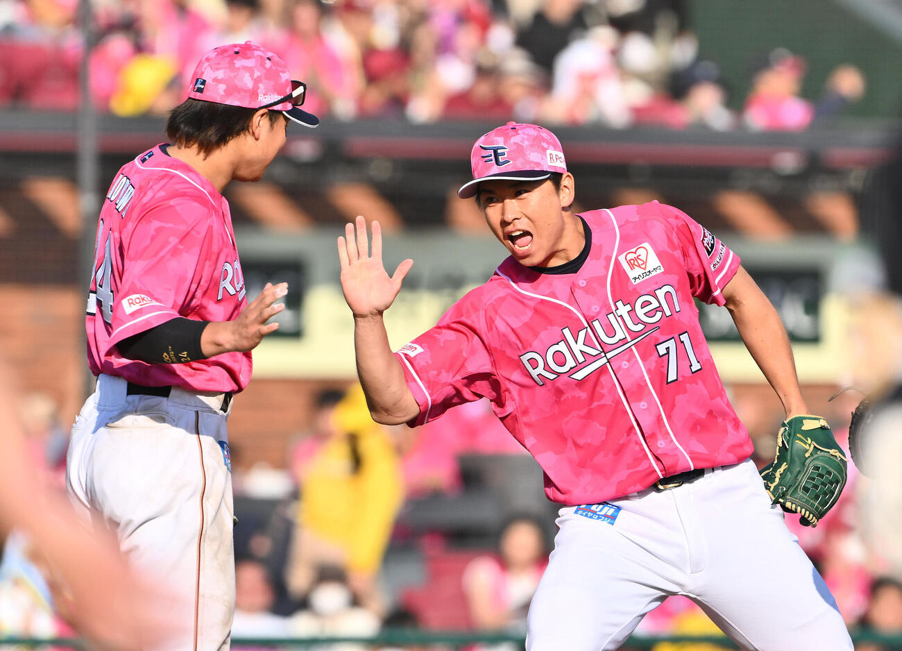 楽天対ソフトバンク　9回表ソフトバンク2死満塁、近藤健介を一ゴロに打ち取った柴田大地（右）は黒川史陽とタッチを交わす（撮影・滝沢徹郎）