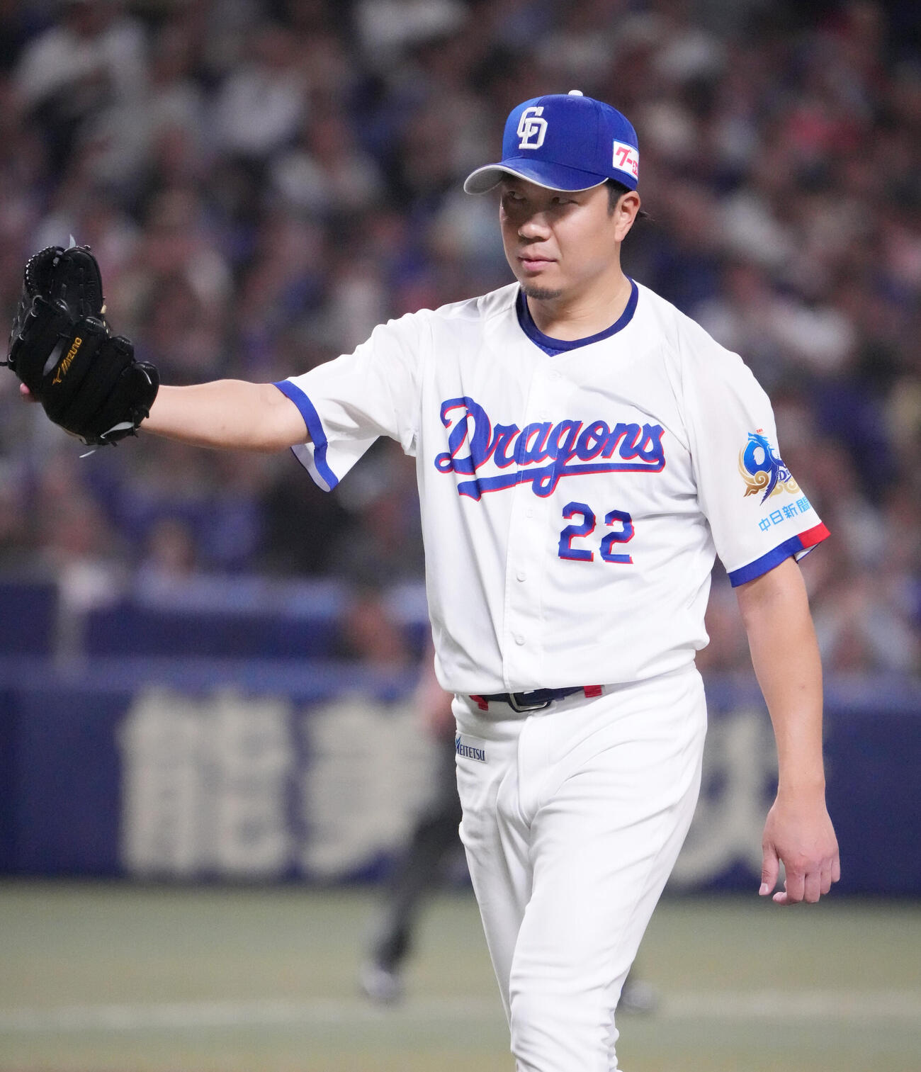 中日対ヤクルト　6回表終了、石伊雄太へ合図を送りベンチへ戻る大野雄大（撮影・森本幸一）