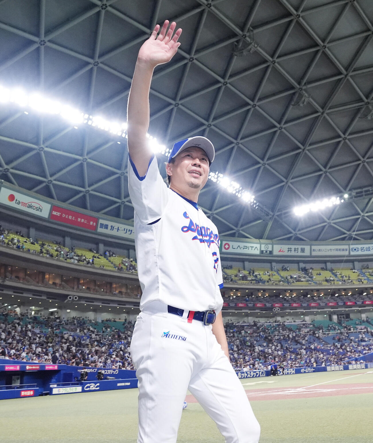 中日対ヤクルト　スタンドの声援に応える大野雄大（撮影・森本幸一）