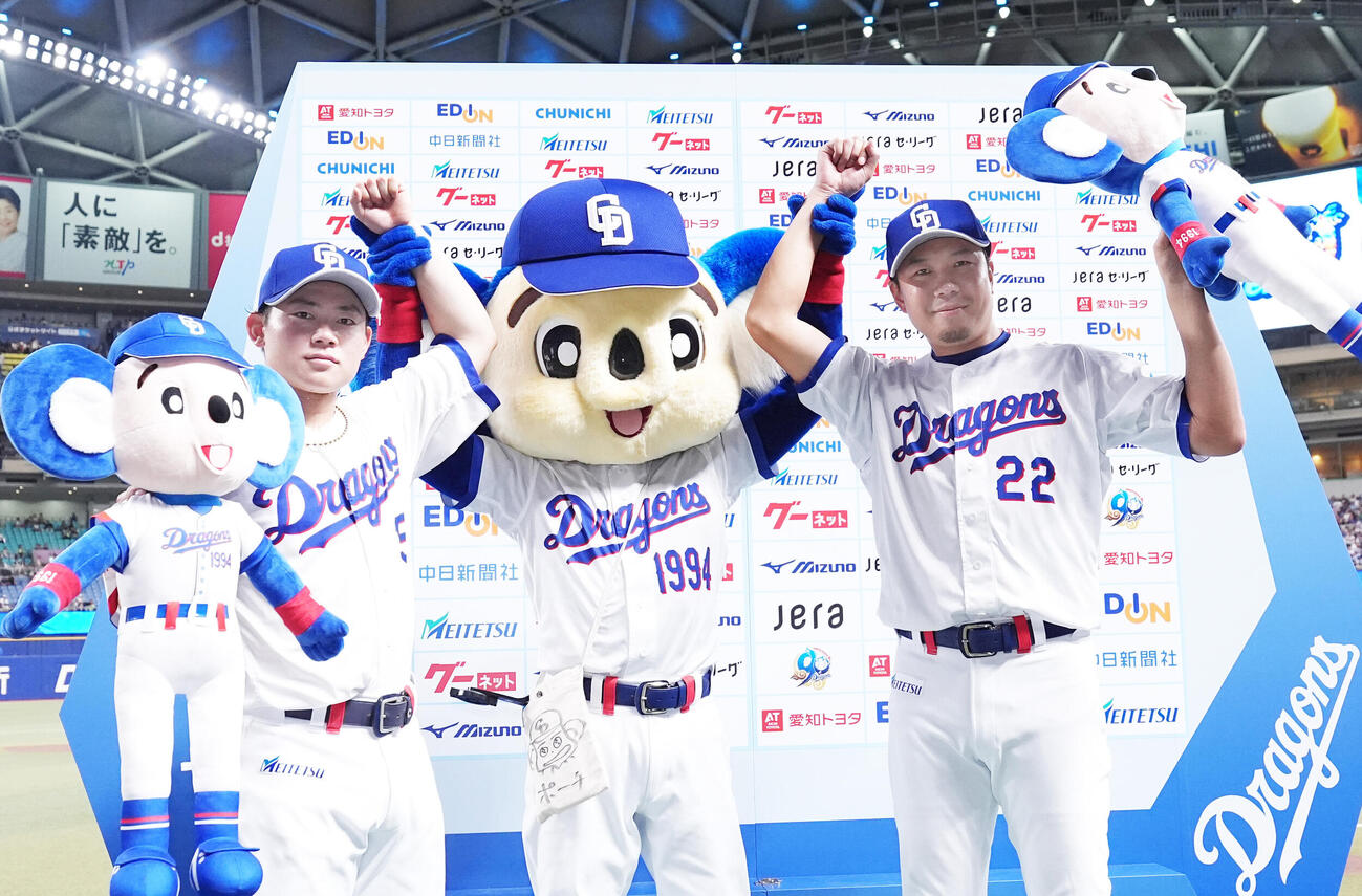 中日対ヤクルト　ヒーローインタビューを終えポーズを決める左から村松開人、ドアラ、大野雄大（撮影・森本幸一）